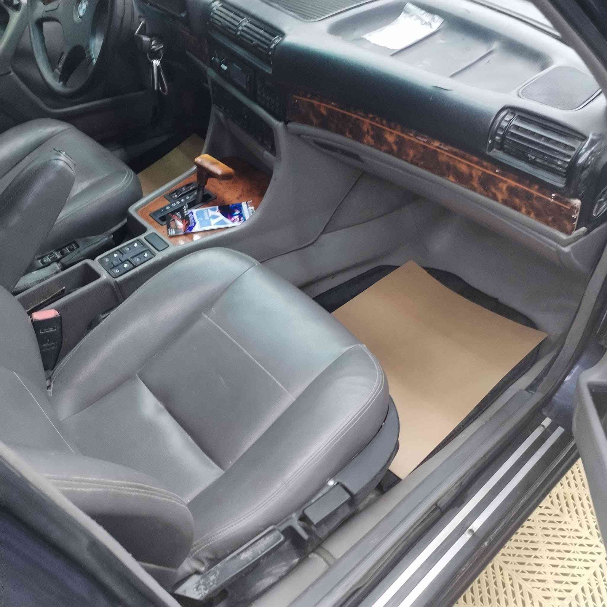 السلام عليكم 

BMW 735 i 
السيارة موديل 90 رقم بغداد أنكليزي سنوية بأسني نافذة لـ سنة 2027 تحويل مباشر

السيارة  35 اصل بليتة و سنوية 

محرك و كير و كهربائيات شرط 

حدادية امامي جديدة 
حدادية خلفي نقص بس البوش 

منظومة التبريد شغالة بورد التحكم كلة شغال و الكمبريسر شغال فقط غاز بدون ليك 

كشنات جلد بطاين جلد

الغرفة حلوة بس ينرادلها ترتيبات بسيطة نقصها صاجيات تعبانة 

سلايت شغال 

تخم تاير شرط
تخم ويل شرط

كمبويتر شغال و شاشة الكيجات شغالة كلها
كهربائيات شغالة شرط حتى انارة الترحيب مع الابواب 

مسجل و سماعات جدد

مازدات جدد زنون اصفر ناصي و زنون ابيض عالي 
بكلايتات جدد 

دعامياتها لا كسر و لا فطر 

مصبوغة عام للجمالية بدون ضربة بدون خياس 

السيارة جاهزة و اذا بيها نقوصات كلش بسيطات مو مكلفات 

السعر :- 55 ورقة و بيها مجال بسيط

مكان السيارة :- بغداد شاطئ التاجي قرب جسر المثنى او قرب الجزيرة السياحية

رقم الهاتف :- ***********
