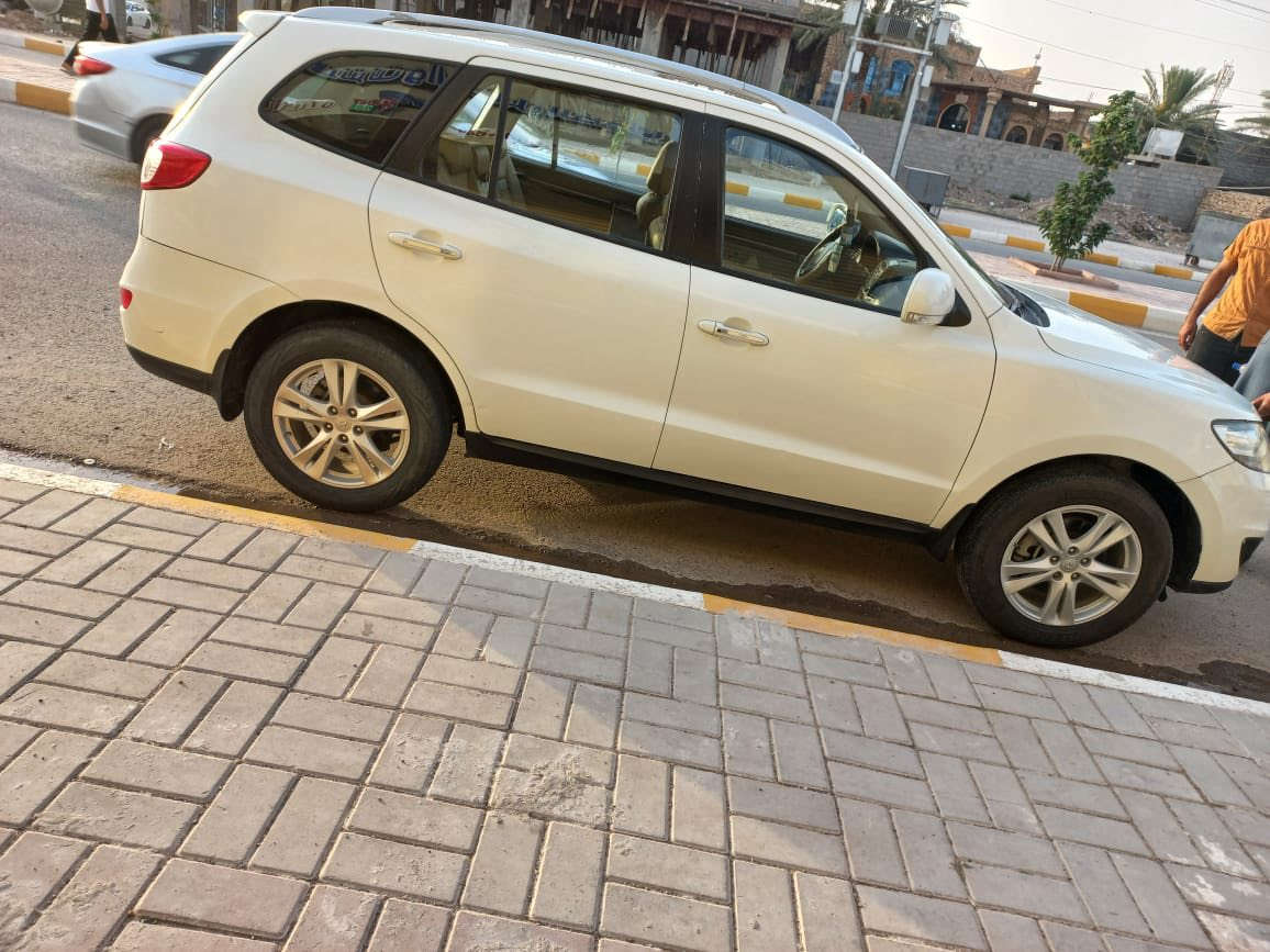 السلام عليكم سنتافيا 2011 
فول مواصفات حته فور ويل بيها 
حادث اربع قطع مكانها الرمادي سعرها 120 وبيها مجال ممتواجد ع الفيس ‭0780 622 1120‬
