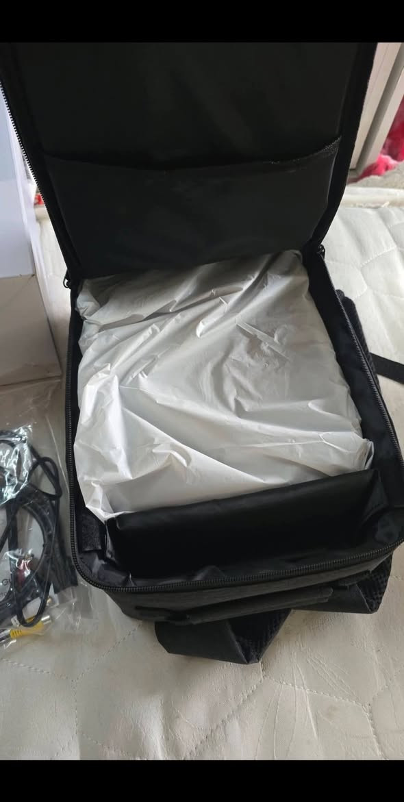 الدقة (Resolution): أصلية
(Full HD)، مع دعم تشغيل ملفات 
.
السطوع: أداء عالٍ مناسب للقاعات الكبيرة والمنزل.
الاتصال اللاسلكي: يدعم تقنية 
 فائقة السرعة، و
 لتوصيل السماعات الخارجية.
الذكاء والضبط: يتميز بخاصية التركيز التلقائي (Autofocus) وتصحيح الانحراف التلقائي (Auto Keystone) لضبط الصورة فورًا.
المدخلات والمنافذ: يحتوي على منفذين HDMI، ومنفذين USB، ومنفذ AV، ومخرج صوت.
حجم العرض: يمكنه عرض صور كبيرة الحجم تصل إلى 6 أمتار.
الصوت: نظام صوتي واضح ومحيطي.
نظام التشغيل: يدعم الاتصال المباشر بنظام 
 و
، وتي في ستيك (TV Stick).
عمر العدسة: عمر طويل لمصدر ضوء الـ LED (أكثر من 25000 ساعة).
التصغير والتكبير: إمكانية التحكم بحجم الصورة (Zoom) بنسبة تصل إلى 
 عبر الريموت. 
يأتي الجهاز غالبًا مع حقيبة أنيقة لسهولة التنقل، وهو مناسب جداً للاستخدام المنزلي، الكوفي شوب، وعروض العمل.    
السعر100   مكاني بغداد الامين الثانية


**إذا كنت صاحب هذا الإعلان وتريد حذفه لأي سبب، رجاءا أرسل رسالة إلى الدعم الفني**