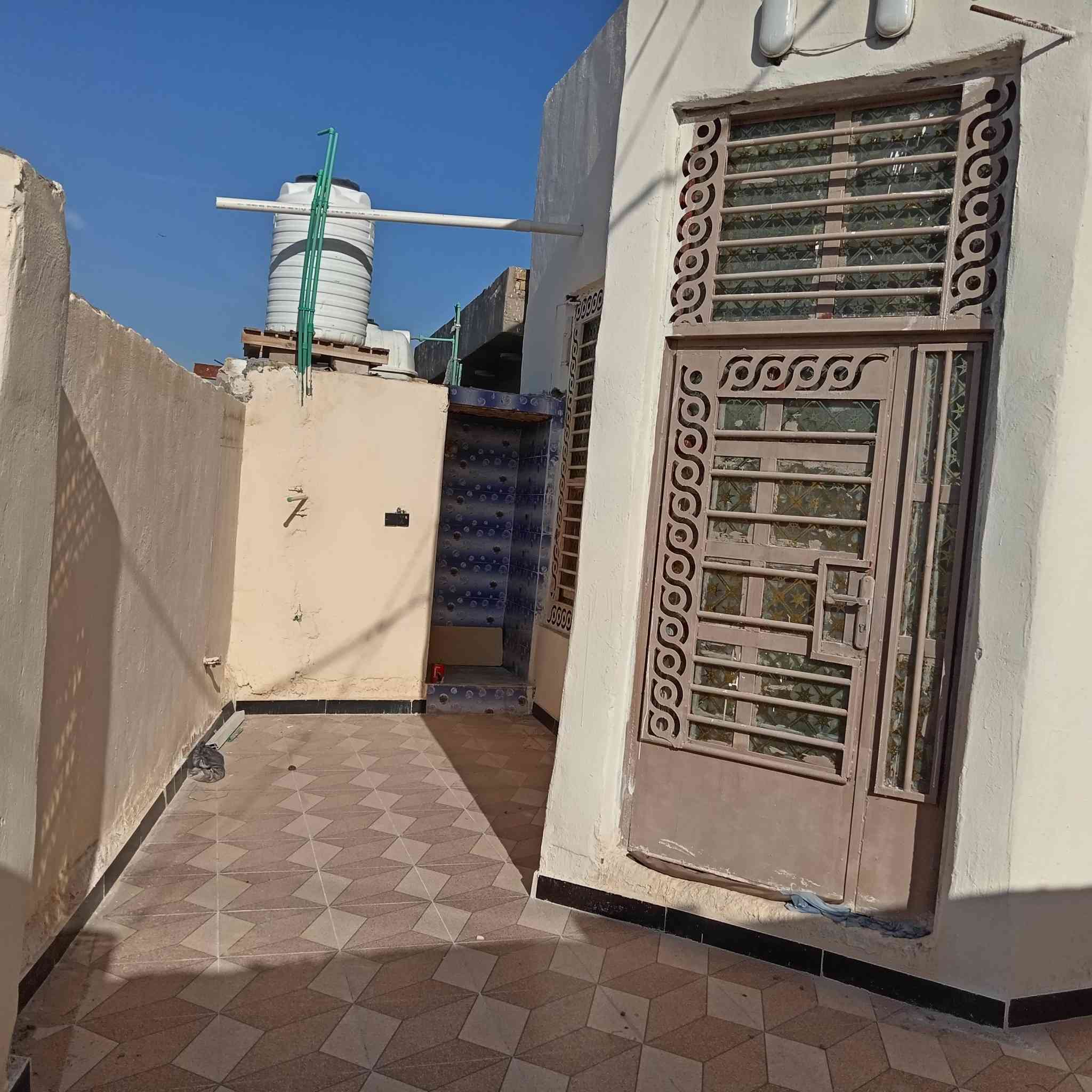 السلام عليكم بيت للبيع مساحه 200 متر هو راح الزيتون خدمات بي ماي ومجاري يبعد عن  30 متر صف المجمع ماجد حاشوش البيت جاهز اساس كونكريت البناء الطابوق وبلوك سقف وعقاده بيت جديد السعر 50 وبمجال ***********
