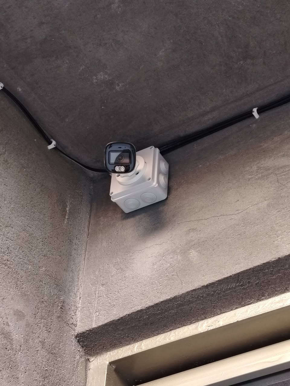 موقع عمل رقم 079
♦️تم تأمين احد المنازل في الناصرية / سدينارية 
♦️بمنظومة كاميرات مراقبة  عدد (4)  
                           🔸شعارنا🔸
#جودة_العمل▪️ #سرعة_الانجاز▪️ #اتقان_التنفيذ
--------------------------------------
                نتابع معكم جودة ما نقدمة لكم
                           تفاصيل العمل :-
♦️ منظومة كاميرات مراقبة analog من شركة Dahua 

♦️ كاميرات مراقبة عدد ( 4 ) دقة وضوح 2MP

♦️ جهاز تسجيل 2MP 4CH 

♦️ جهاز UPS NEXT120W

♦️ طريقة التسليك ⬅️  ظاهري ➡️

♦️ الانهاءات ⬅️  بوكسات بلاستك ➡️

♦️ تقنية التصوير الملون full color  ٤ لدات

♦️ الكاميرات بزاوية رؤية 3.6mm تدعم تسجيل الصوت

♦️ تم تجهيز مواد العمل من مكتب المرتضى للكاميرات والالكترونيات  وكيل شركة دهوا في ذي قار

♦️ تم ربط الكاميرات علئ الهاتف والمشاهدة عن بعد
---------------------------------------
مستعدين لتنفيذ المنظومات ادناة

♦️منظومات كاميرات المراقبة CCTV 
♦️منظومات الإنترنت Network System
♦️منظومات الصوت Sound System
♦️منظومة الانذار المبكر عن الحريق Fire Alarm 

---------------------------------------
من اجل خلق مجتمع امن وذكي وللحد من الجرائم وعمليات السرقة وتوفير حماية للممتلكات الخاصة والعامة
               ((((في محافظة ذي قار - الناصرية ))))) 
مستعدين لتنصيب وصيانة كاميرات المراقبة في ( المنازل / المحال التجارية / الشركات / المدارس / المشاريع / المعامل / الدوائر الحكومية )
بوجود كادر هندسي وفني احترافي متخصص وبأسعار مناسبة

متمرسين علئ كافة انواع الكاميرات نظام ip + انلوك
( Dahua /Hikvision / Aswar / XVision / HiLook / Unv /ezviz / Axsis/ Samsung / tindy)

1)تنصيب وبرمجة وصيانة كاميرات ip + انلوك
2)تنصيب وبرمجة وصيانة وتحديث  اجهزة NVR + DVR
3) برمجة ونصب الكاميرات المتحركة PTZ
4) برمجة ونصب كاميرات ال WiFi وربطها علئ الهاتف
5)نصب وبرمجة كاميرات التقاط ارقام السيارات ANPR
6) برمجة وادارة ستورجات الخزن  وسستمة المنظومات والمشاريع الكبيرة 
7) برمجة النانوات وربطها لنقل صورة الكاميرات لمسافات بعيدة P2P
8)تأسيس وتسليك وتفييش جميع انواع الكيبلات RG45 و BNC وبكافة الطرق ( ترانك / بوري / فلكسيبل / دفن / ظاهري) 

للتواصل معنا :
فيس بوك : القمة لتنصيب وصيانة كاميرات المراقبة
واتساب : ***********
انستكرام : alqama.97

-------------------------------
 #القمة_لكاميرات_المراقبة #cctv_iraq #cctv_camera_installing #تنصيب_كامرات #كاميرات_مراقبة_منازل #كاميرات #كاميرات_المراقبة #كاميرات_متحركة #كاميرات #فني_كاميرات_مراقبة #dahua #dahuatechnology #dahuamena #hikvision #hikvisioncctv #hikvision_cctv
#Aswar #unv #العراق #الناصريه #ذي_قار #شارع_الامام_علي #حي_الشهداء #جا_غير_هي_الناصرية #جا_غير_احنه_ولد_الناصريه #الناصرية_الان #تركيب_كاميرات_مراقبة
Dahua Technology MENA Dahua Technology Dahua CCTV Dahua Technology Saudi ركن التقنية للحلول التكنولوجية *********** Hikvision هيكفجن ذي قار - Hikvision Thi Qar Hilook Distributor in Iraq Ezviz Distributor in lraq EZVIZ Aswar Aswar Academy شركة رؤيا بابل للحلول الأمنية شركة شمس المعرفة TAT شركة زهرة التوليب شركة الليث ذ.م.م شركة الشذر لكاميرات المراقبة و انظمة الحماية نظرتي للحلول الامنية المكاملة  شركة المشكاة شركة ارسال للإتصالات وكاميرات المراقبة
