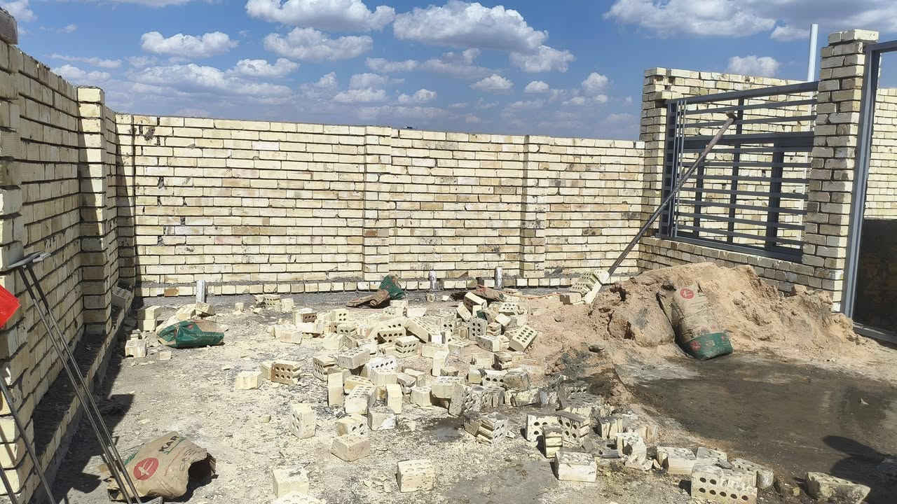 السلام عليكم خلفه بناء طابوك بلوك فرمستون متفرغ حالين شغل درجة وله مكان كربلاء الاتصال ***********
