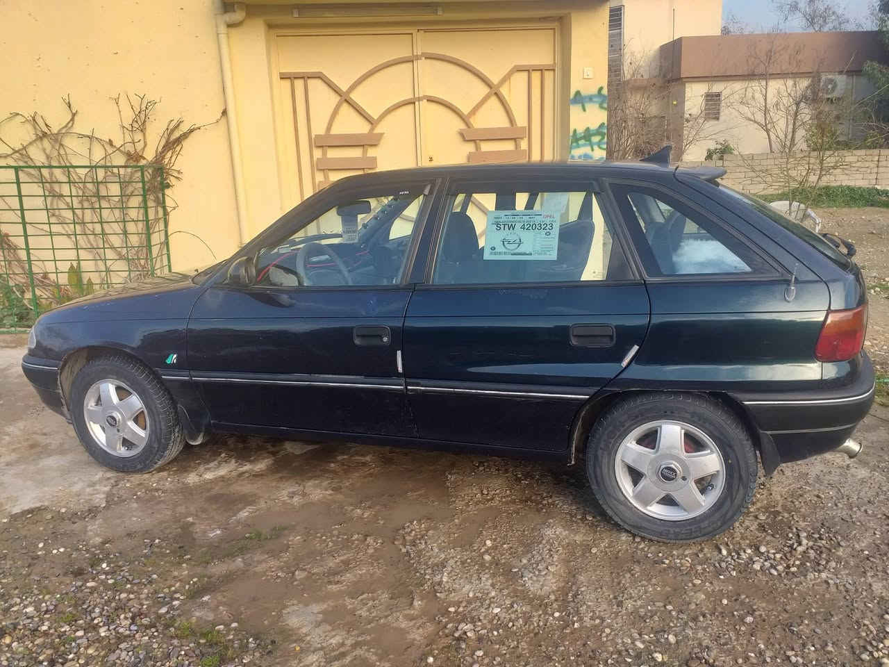 استرا للبيع موديل (93)
رقم جديد بغداد
كابون بانزين بيها 
شرط التحويل 
غرامات صفر 
طخم ورا وكدام جديد 
حجم مكينة 20 شرط
كير اوتو
تبريد بلادي شغال اي نقص مابيه

كهربائيات كلها شغاله 
سعر (54)وبيها مجال للطيبين 
استفسار ع رقم (***********)
***********
مابيها قطرة صبغ طخم تايرات دوشمة جديد مابيها اي نقص سيارة
