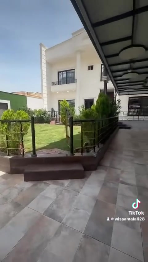 دار للبيع معا الاثاث وسبالت في حي الملايين الاولى قرب جامع الصواف
المساحه البيت 560متر طابقين بناء فول حديث خدمات كامله 
جنس الارض بستان ملك صرف 
لمعرفة سعر علق بكلمه تم 
الاستفسار ***********
واتساب ***********
