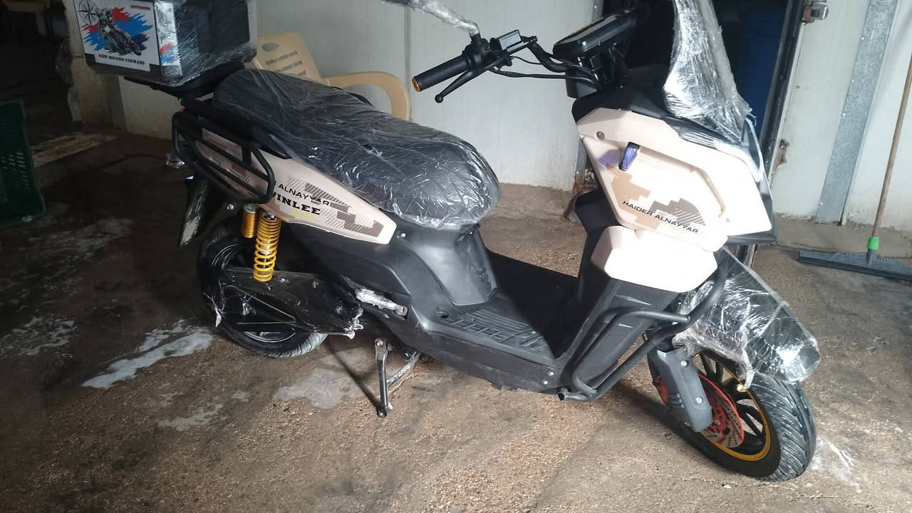 سلام عليكم شباب دراجة اباجي معروضه للبيع موديل2026مستخدمه عشرين يوم دراجه مكفوله وكلشي مابيها سرعتها 136اربع نمر وعلفحص دراجه جبليه وتمشيك مسافه كلش طويله  بطارياتها 6مسطره احسن بطاريت بسوك ودراجه تاخذها عل فحص الستفسارر
***********واتساب وشريحه شغالات ولدراجه رايدها بـ1100
