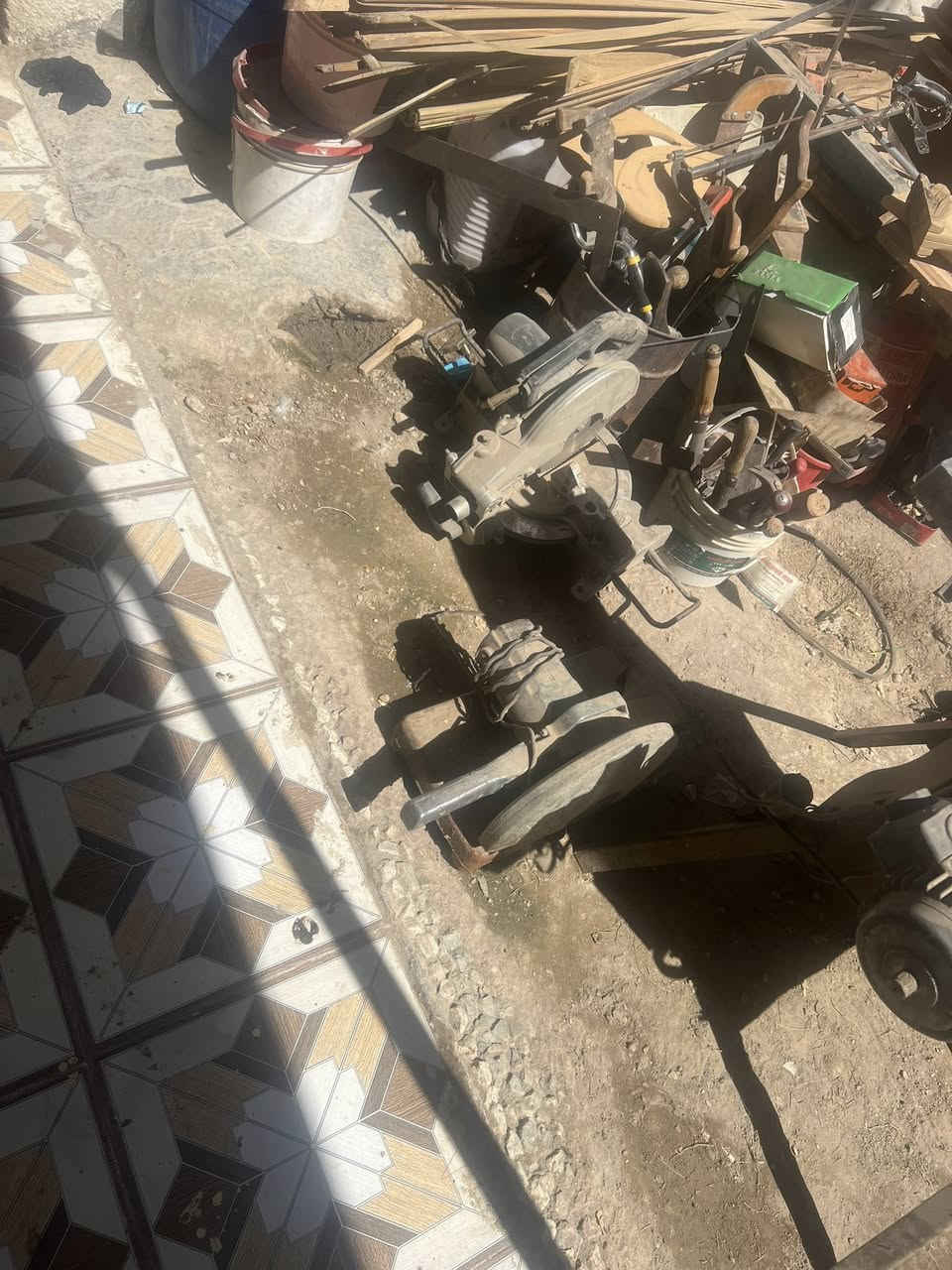 السلام عليكم 
يرهمن شلع ويرهمن مفرد كلشي وبسعره
 غراض نجاره معمل كامل للبيع يحتوي 
فخات قياسات مختلفه عدد ٥٠ فخه انكليزيه 
نمساويه كله بلاديه ونضيفه 
كمبريسر هوا نضيف وجديد 
فريزات وريبونات جنب واحد وجنبين 
منشار 
مكابس 
كترات 
عده كامله من جواكيج ومبارد ودرنفايس وشفرات وبرايم ولبب عدد كامله كله اصلي 
منشار تخريم 
مكابس ودرابات 
طراحيات اشكال 
تفاصيل اكثر مراسله خاص او الاتصال 
***********
