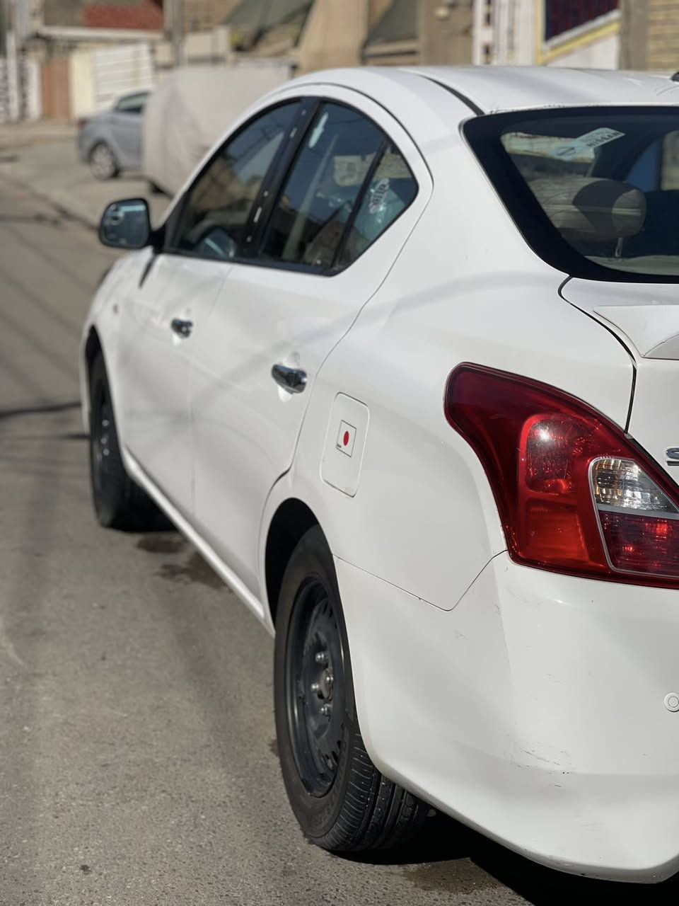 من رخصة صاحب البيج 
السلام عليكم 
للبيع نيسان سني هندي  2021 
سياره بسمي تحويل مباشر سياره جاهزه من كلشي دينار متصرف عليها بيها قطعتين صبغ نص باب لخلفي ولهلال ونص لبنيد وبيها بوارد بدون حادث سياره مال بيت ونظيفة تدفئة تبريد عل سويج 
تخم تاير جديد بل جيس صدر امامي خلفي نزلته كله وحطيته جديد كلها لسياره جديده مكاني بغداد حي الجهاد للاستفسار رقمي ***********
