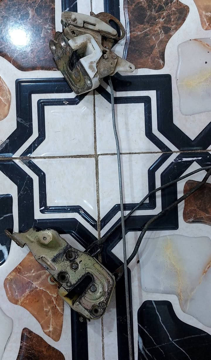 سلام عليكم غراض بروتون للبيع
رنكات استندر 
يطقات استندر 
كازكيت
واشر دكشن بارد 
واشر قبق ولفات 
تدفئة سيارة كامله 
تايرات مع ويل كب استخدام شهر 
كير عادي
كيلون باب عدد 2 باب السايق والباب الخلفي الجهة اليمنى السعر الواحد 
لاستيك جام باب السايق  
فلتر شوته

         الشراي يتصل على هذا الرقم***********
