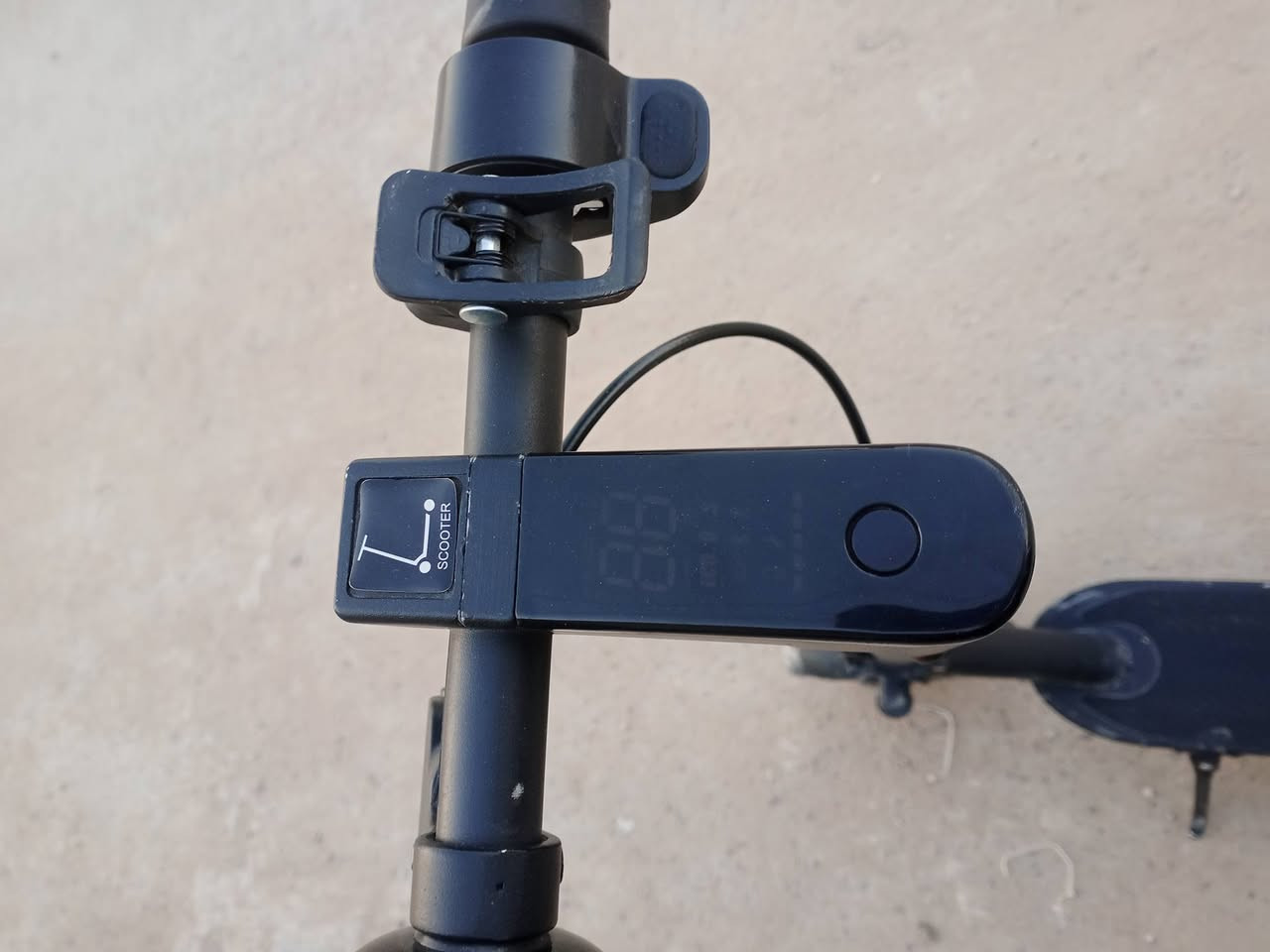 سلام عليكم سكوتر سرعه 35 بدون بطاريه سعره 250وبي مجال بغداد  حي النصر رقم ***********
