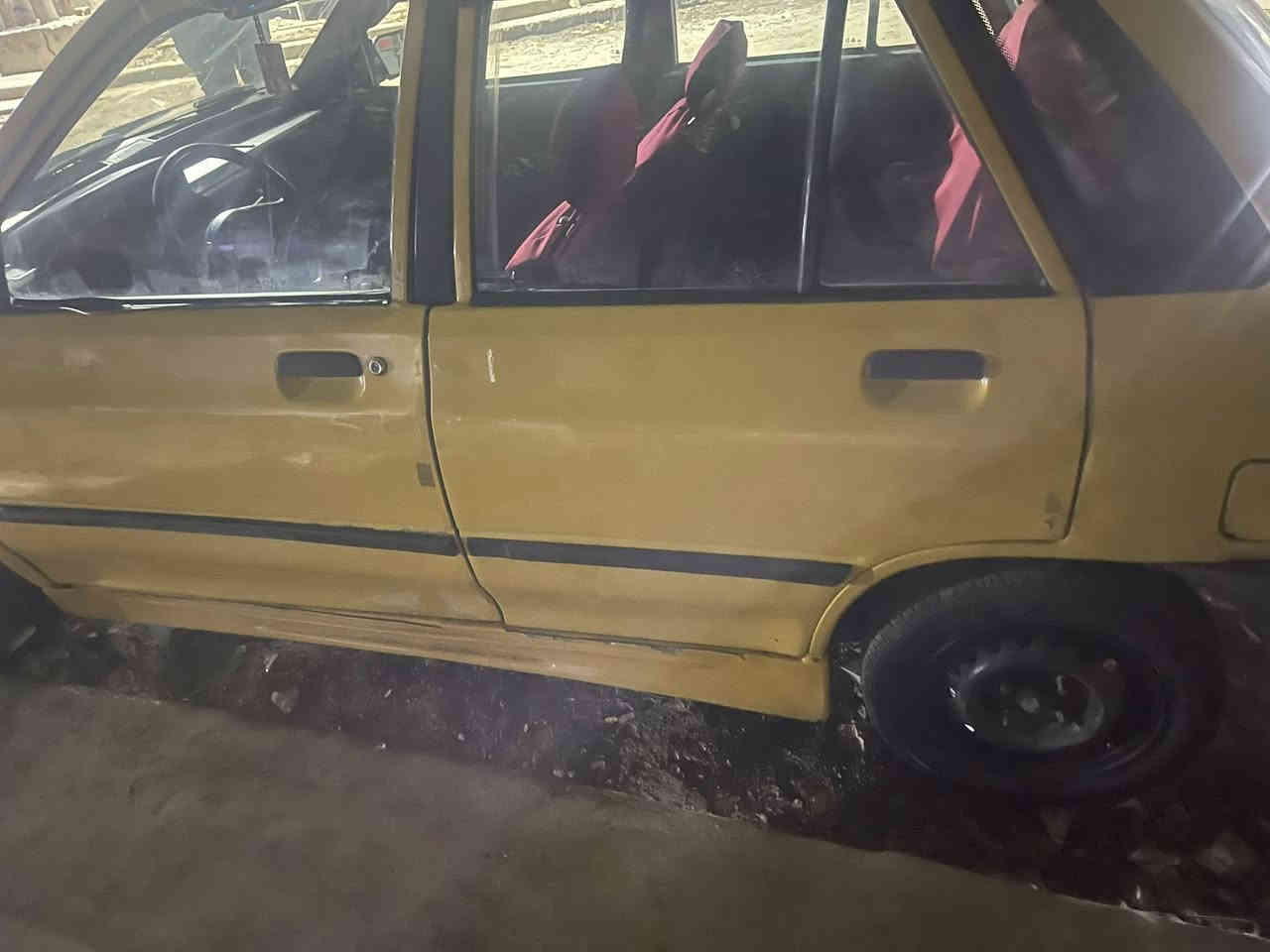 سلام عليكم سايبة للبيع موديل ٢٠١١ كير ومحرك مكفول سيارة باسمي تحويل ثاني يوم مصفرة هيئة وغرامات 
سعر ٢٣

***********
