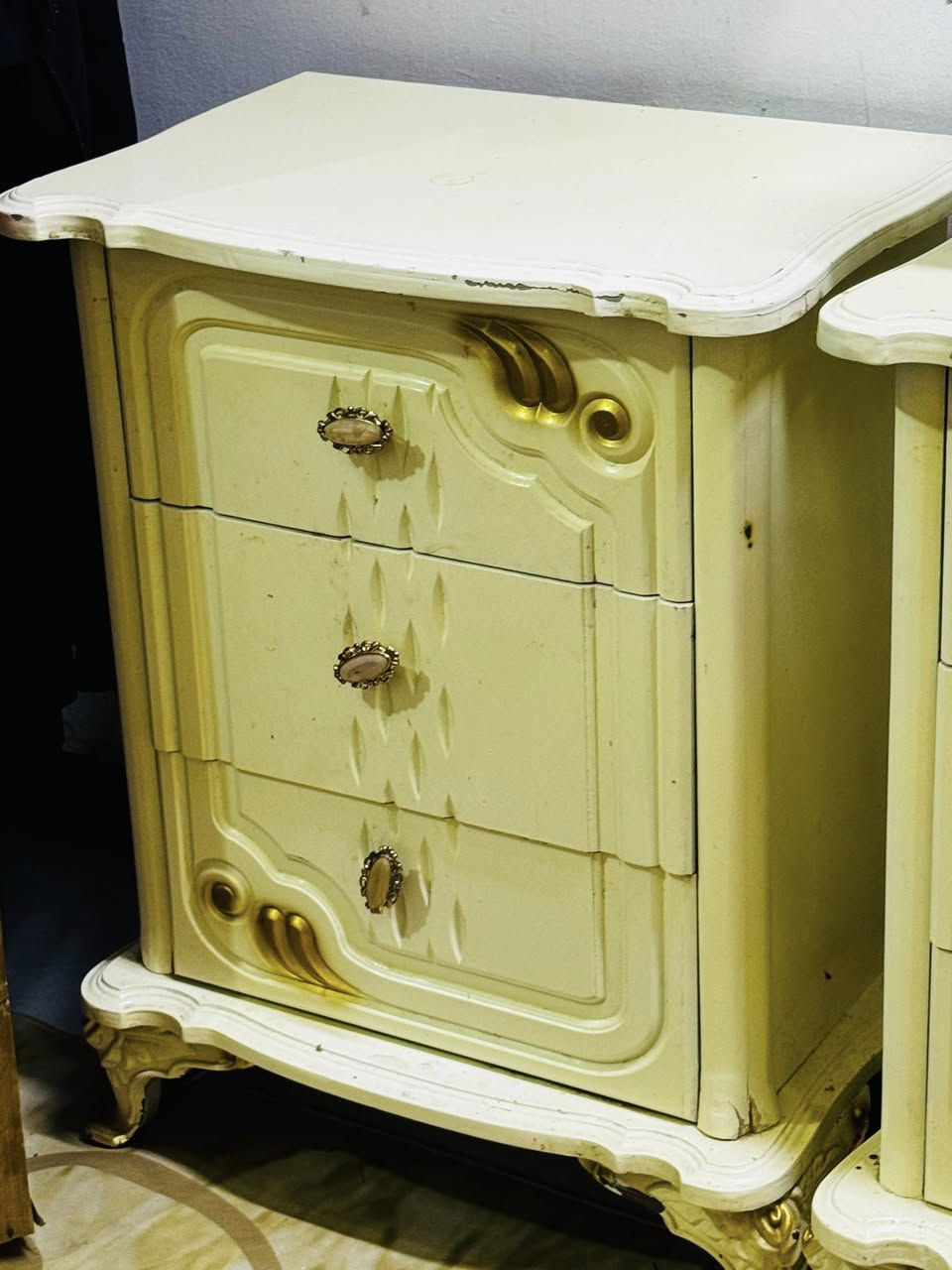 سلام عليكم غرفه تسكام عراقي قبل سنتين سكمته 8 بوب خشب كله مملي وكامل ملحقاته ونضيفه بدون كسر اي شي مشتري ب2750. حالين ابيع بمليون  ***********
