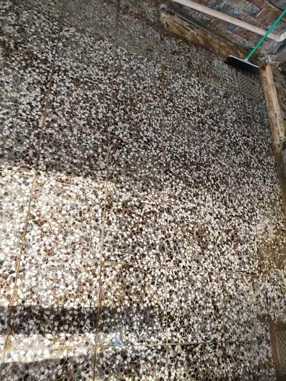 مشتملات عدد 2 واحد طابق ارضي والثاني طابق اول للإيجار في حي الغدير
📍 موقع مميز على الشارع الرابط بين حي المهندسين وحي العسكري
▪️ المساحة: 125 م²
▪️ طابق أرضي
▪️ يحتوي على:
غرفة نوم كبيرة
صالة واسعة
مطبخ
صحيات
كراج كبير يسع سيارتين
سخان وماطور مياه
💡 ملاحظة:  الطابق الثاني بنفس المواصفات تمامًا، والطابقين منفصلين، كل طابق للإيجار بشكل مستقل.
📞 للتواصل: ***********
