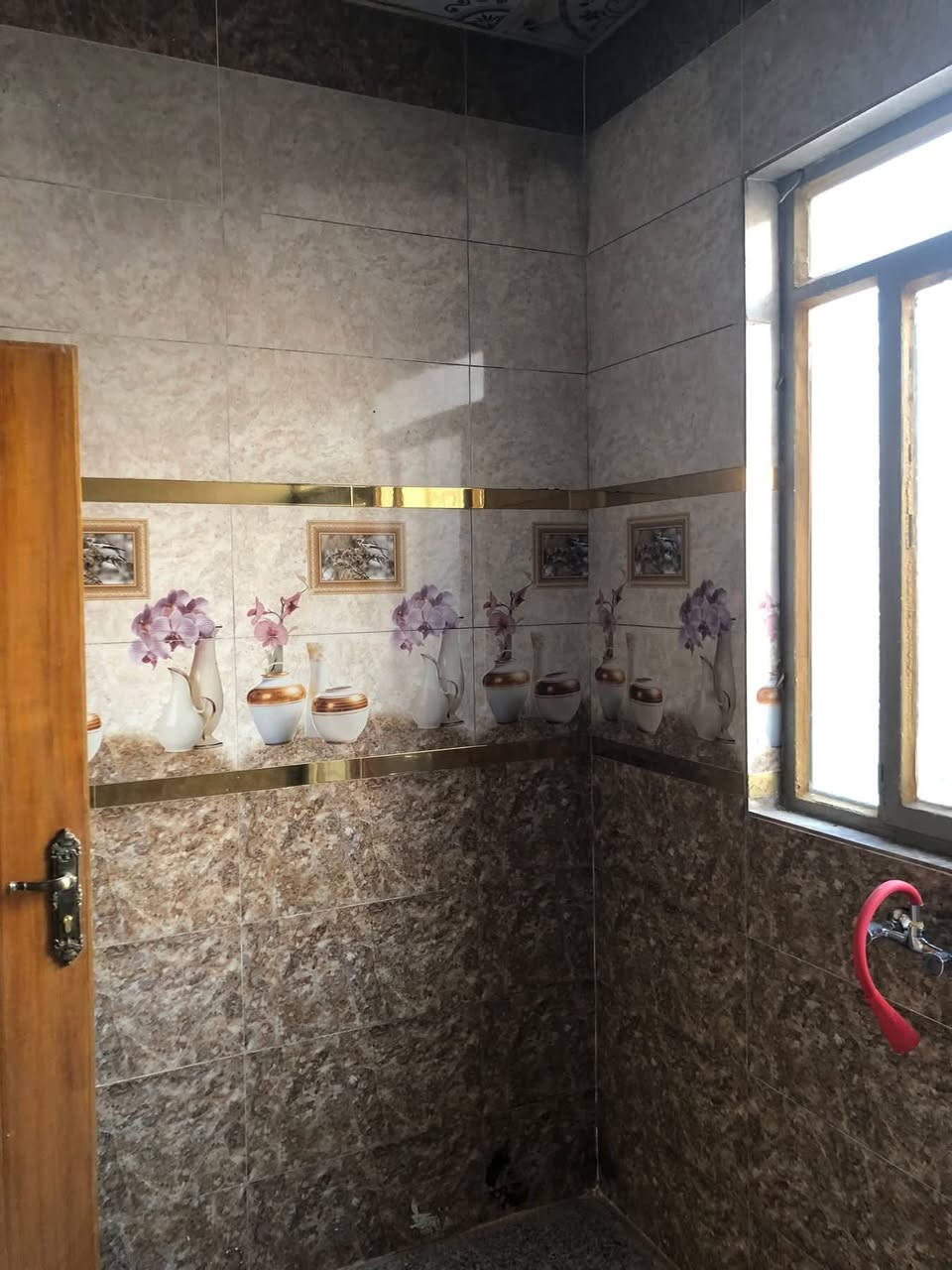 شقة للايجار جديدة
طابق ثاني جيب اثاثك و اسكن كاملة و الكمال لله و الجوارين حبابين ناس مرتبة  

خلاطات جديد مجاري جديد سخان جديد خط مولد جديد  واصل للشقة و جوزة ذكية جديد مقطورة ماء خاصة بيها للشقة جديد و تشوف كل الخير عليها ان شاء الله . غرفة كبيرة و صالة و حمام صحيات و مطبخ و بالكونة  .. تتسع لـ نفرين 

عنوانها جبيرية ثانية  الحولي شارع عام قرب جامع سيد احمد الرفاعي ***********
