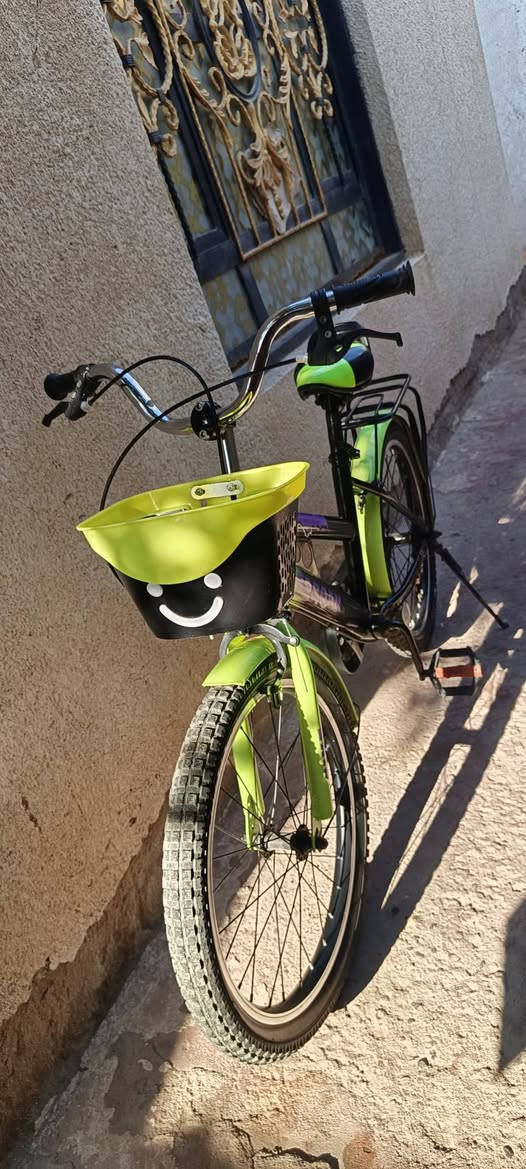 سلام عليكم بايسكل للبيع نضيف كلش استعمال قليل نقصه فقط الكفه النايلونه مالته مكسوره سعر60 ومجال قليل مكاني ابوالخصيب *********** واتساب  او اتصال موجود
