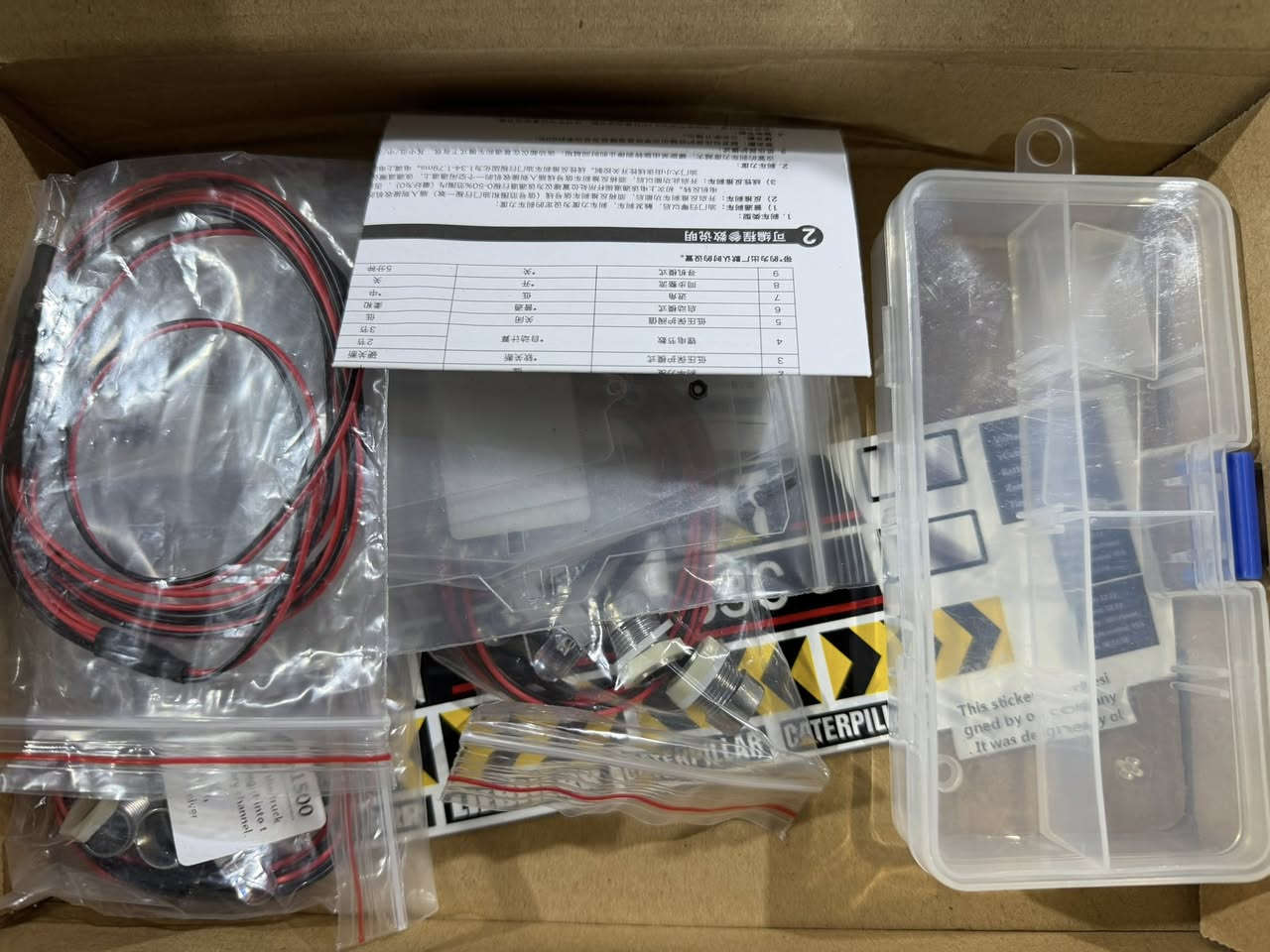 🚜 حفّار صغير يعمل بالتحكم عن بعد (Mini Excavator RC)
للبيع حفّار مجنزَر احترافي جديد  
يعمل بالريموت كنترول (جهاز تحكم FS-i6S)

🔹 مناسب لأعمال:
• حفر الحدائق  
• تمديد الكيبلات والأنترنت  
• قنوات الماء الصغيرة  
• تنظيف التراب والرمل  
• أعمال البناء الخفيفة داخل البيوت والسطوح

🔧 المواصفات:
- ذراع حفّار هيدروليك قوي
- مجنزرات مطاط (يمشي على التراب والبلاط)
- تحكم كامل بالاتجاه والرفع والحفر
- تشغيل كهرباء (بطارية قابلة للشحن)
- دقة عالية بالحفر

📦 الحالة: جديد


**إذا كنت صاحب هذا الإعلان وتريد حذفه لأي سبب، رجاءا أرسل رسالة إلى الدعم الفني**