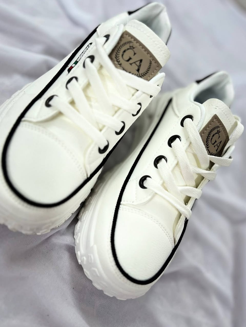 ✨ كوتش أبيض بيبي (جديد تماماً) للبيع 👟
بنات، عندي هذا الكوتش الأبيض يجنن وشكله كلش تريند ومرتب باللبس، جديد بعده بكرتونه وما ملبوس ولا مرة (نفس ما مبين بالصوتيرن ⁠image.png⁠ و ⁠image_2.png⁠).
 المقاس: 38
 الموديل: سبورت كاجوال، نعل مرتفع ومريح جداً، يلوق وية كل الملابس والجينزات.
 الحالة: جديد 100% (نظيف تماماً).


**إذا كنت صاحب هذا الإعلان وتريد حذفه لأي سبب، رجاءا أرسل رسالة إلى الدعم الفني**