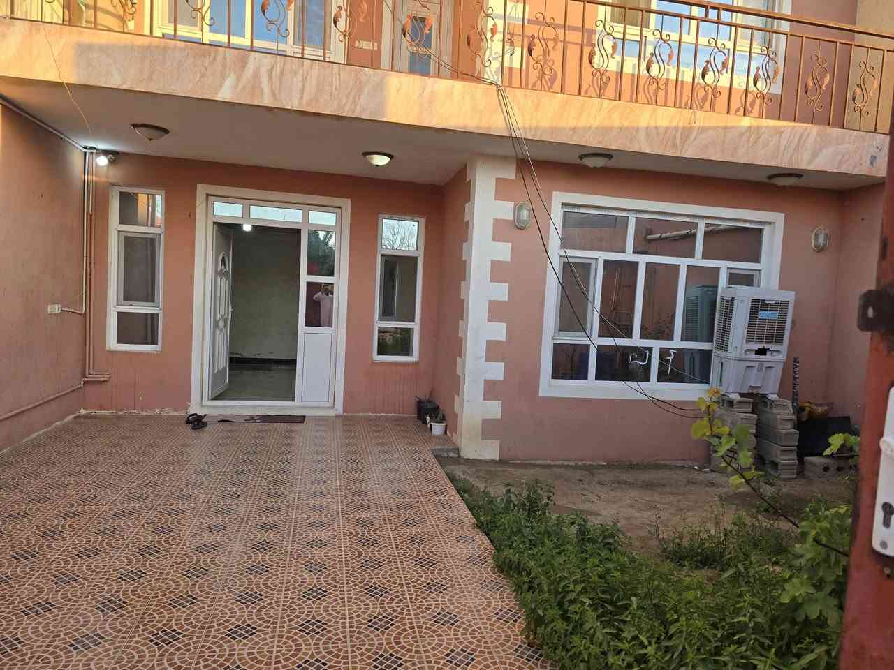 للبيع بيت B2 ( بيتو طابقين ) في مرحلة السمنت اول شارع من جهة الثالثه جاهز ونظيف للسكن يحتوي على اضافات كما موضح في الفيديو السعر ٦٣ مليون وبي مجال بسيط للتواصل ع الرقم ***********
