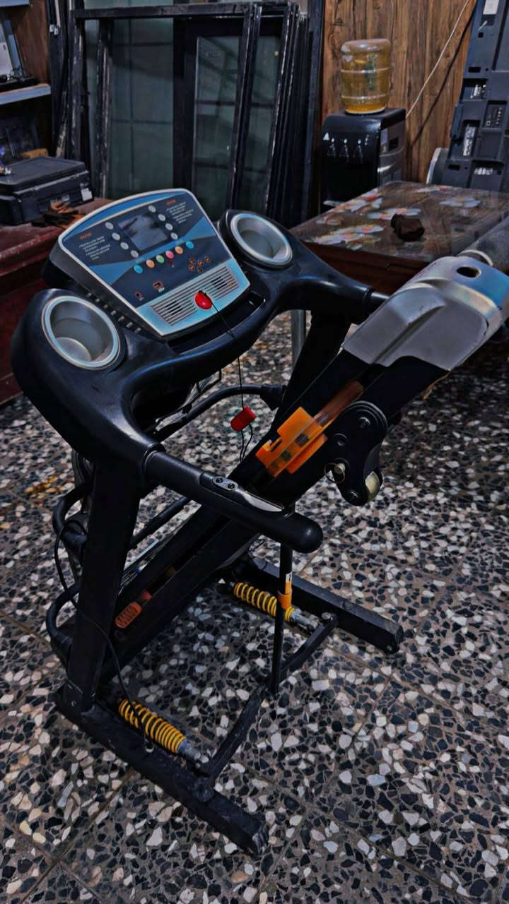 جهاز جري للبيع جدا نضيف يتحمل وزن ١٤٠ كيلو السعر ٣٠٠ لاستفسار ***********
