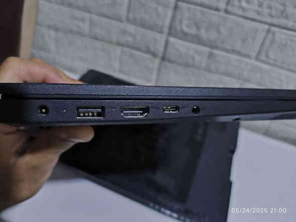 لابتوب العاب متوسطة 

بسعر 450 الف او مراوس بكيس مقارب للسعر 

لابتوب ختمت عليه Elden Ring ولعبت Resident Evil 4 Remake 

 و Hollow knight و Cuphead بدقة 1080 ,60fps
تشغل العاب المتوسطة بسلاسة وبعض الالعاب القوية 
وهم تشغل Gta V

مواصفاته 

لابتوب Lenovo 
نظام Windows 11
DirectX 12
المعالج - I5 1135G7
كرت الشاشة - Nvidia GeForce Mx350 
الرام - 16gb (8×2) 3200
الشاشة - 15.7 Full Hd 1080×1920
الذاكرة - 512 Ssd 
شاحنة سريعة 65 واط 
بطارية تدوم ساعتين ونص او 3 ساعات تصفح ويمكن اكثر حسب استخدامك

بالاضافة لستاند ومروحة وياه تنربط USB 

التواصل عل خاص او الاتصال على الرقم 
***********
*********** البصرة
