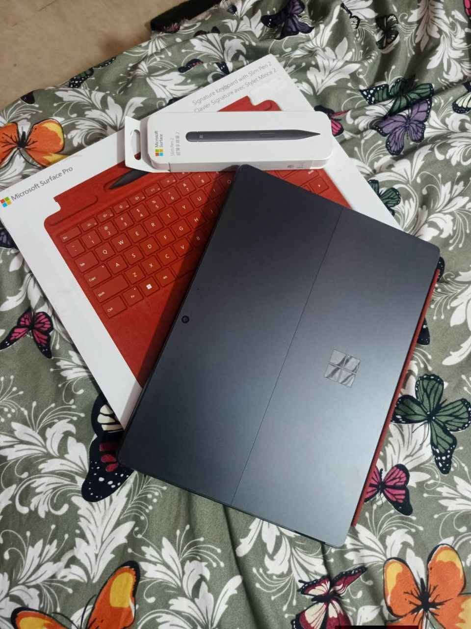 للبيع جهاز Microsoft Surface Pro 11 
بحالة ممتازة جداً ✨ شبه جديد
استخدام قليل جداً — فقط 25 دورة شحن 🔋
💻 المواصفات:
• الشاشة: 13 إنش PixelSense
• المعالج: Snapdragon X Plus بسرعة 3.4GHz ⚡
• الرام: 16GB RAM
• التخزين: 512GB SSD
• نظام تشغيل Windows 11
• أداء قوي، خفيف جداً، وبطارية ممتازة
🎁 يأتي مع:
✅ الكيبورد الأصلي Surface Keyboard
✅ القلم الأصلي Surface Pen
#  الجهاز بدون بوكس 

السعر : 1،500،000

https://t.me/epic_store2 بغداد, العراق


**إذا كنت صاحب هذا الإعلان وتريد حذفه لأي سبب، رجاءا أرسل رسالة إلى الدعم الفني**