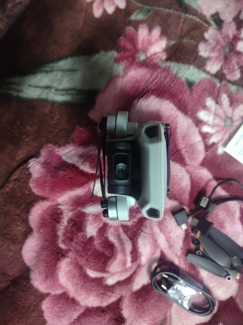 السلام عليكم متوفر درون دي جي اي مني تو  للبيع درون جديد لوك.   سعر 600الف   ......                             رقم الهاتف ‏‪0773 592 0133‬‏.                     رقم وتساب ***********      مواصفات  درون هي.     درون DJI Mini 2 هي واحدة من أفضل الدرونات الصغيرة في السوق، وتتميز بالعديد من المواصفات الرائعة. إليك بعض المواصفات الرئيسية:

- *الوزن*: 249 جرام
- *دقة الكاميرا*: 4k.60fps
- *مدى التحكم*: 10 كم
- *مقاومة الرياح*: مستوى 9
- *التكبير الرقمي*: 4x
- *زمن الطيران*: 31 دقيقة
- *نظام النقل*: OcuSync 2.0
- *الاستقرار*: 3-axis (tilt, roll, pan)

الدرون تأتي مع العديد من الميزات الذكية، مثل:
- *QuickShots*: أوضاع تصوير مبرمجة مسبقًا
- *Hyperlapse*: تصوير فاصل زمني
- *Panorama*: تصوير بانورامي
- *تتبع الأهداف*: تتبع الأهداف تلقائيًا

الدرون متوافقة مع تطبيق DJI Fly، الذي يتيح لك التحكم في الدرون وتحرير الصور والفيديوهات بسهولة ¹ ² ³.
