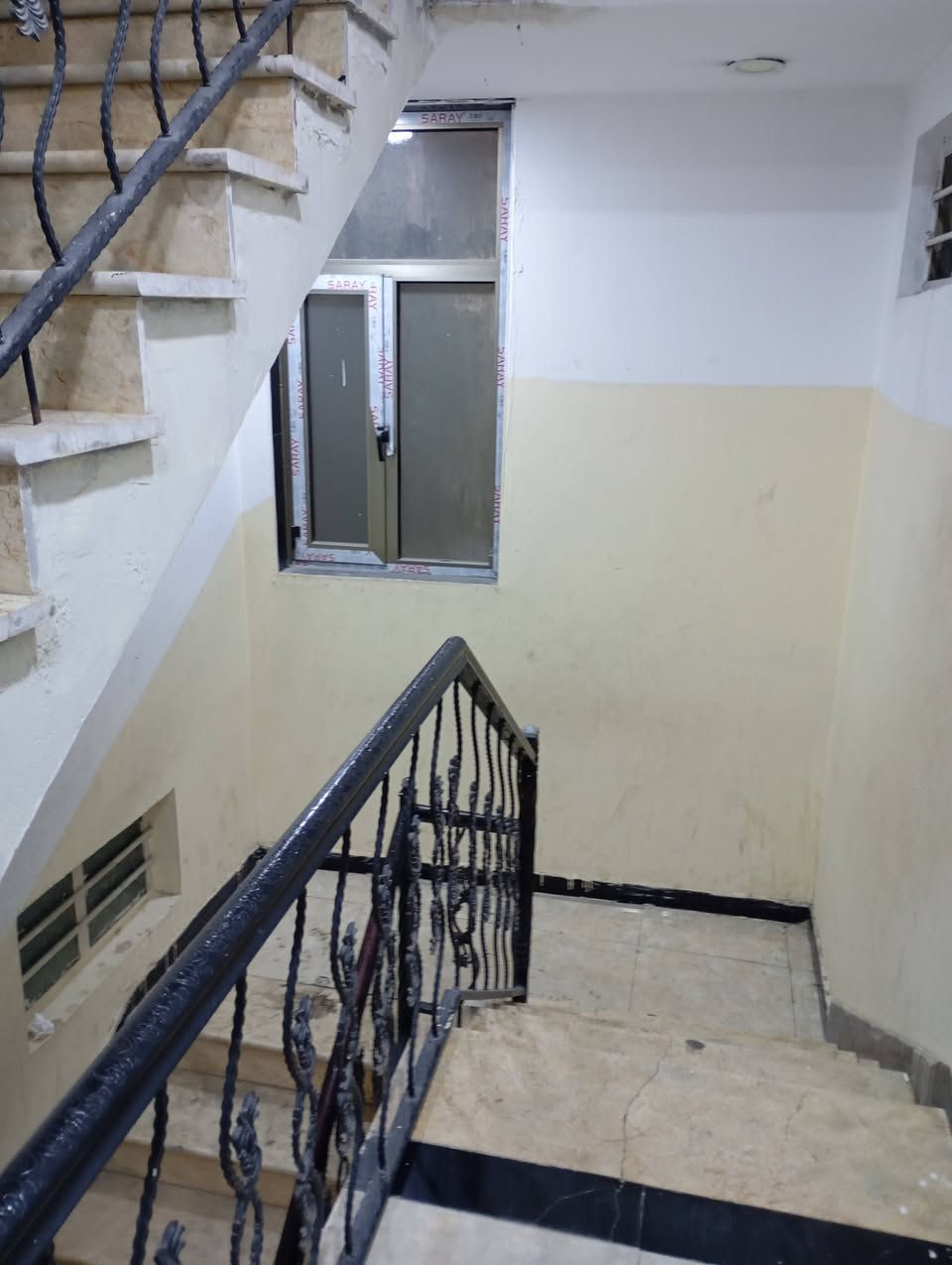 شقة ٩٢متر غرفتين وصالة ومطبخ مفتوح عل هول  وبالكون وخدمات طابق اول ..كهرباء مستقلة ماء ثلاث خطوط مستقل مأطور منصوب مستقل سخان منصوب مستقل مأطور منصوب مستقل الصليخ فرع مول المتسوق قرب جامع الحميد المجيد ..الايجار ٥٥٠الف الاتصال ***********ابو خطاب
