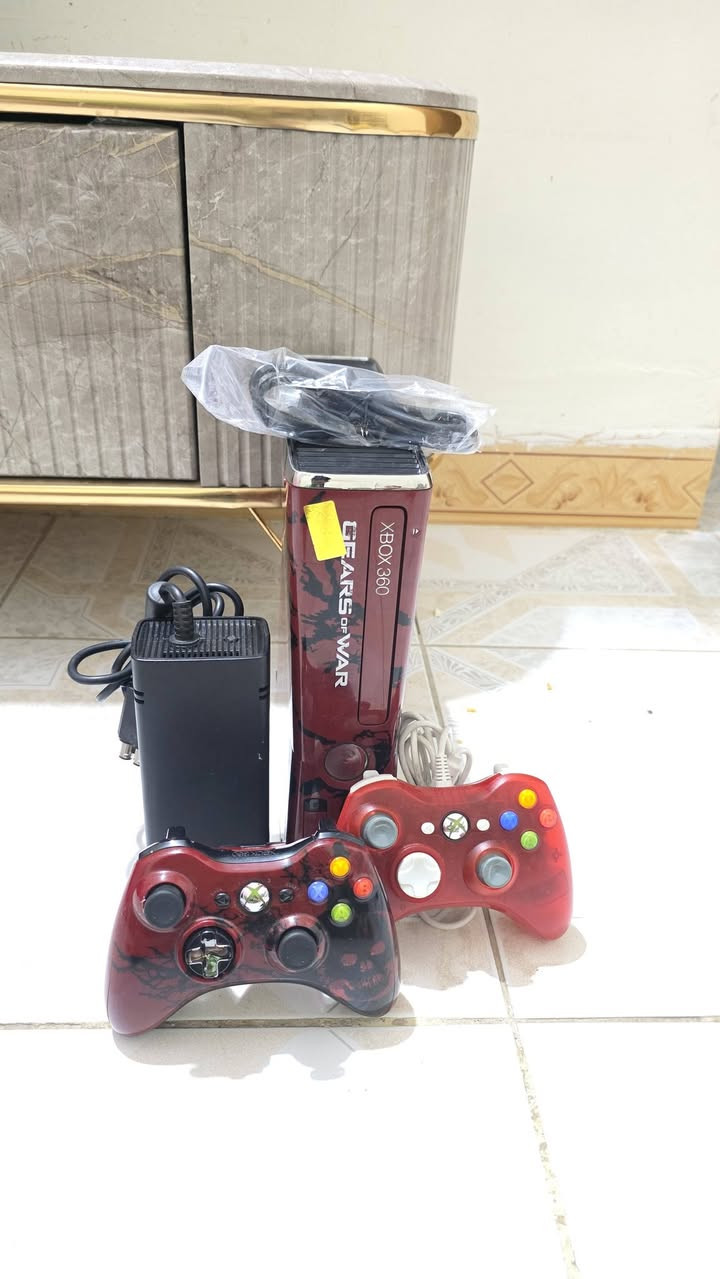 اكس بوكس 360 باندل اصلي حيل حيل نظيف يحتوي على 89لعبة قويه ويحتوي على 2جوستك وغراضه كله بلادي شرط الفحص السعر 135وبي مجال للطيبين توصيل جميع المحافظات متوفر ***********
