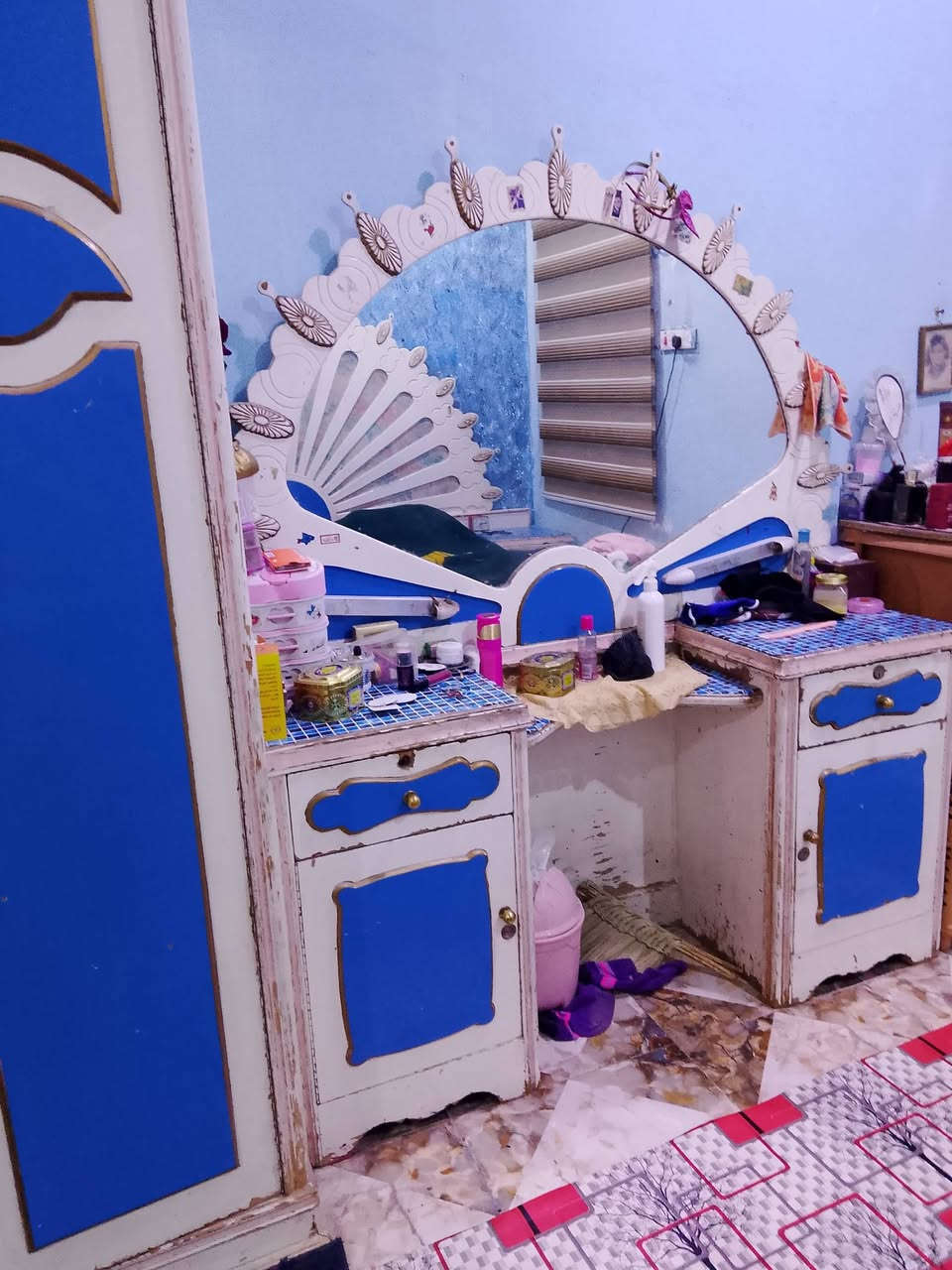 غرفة نوم كويتية موديل تسعينات للبيع الغرفة صاج بلوك 
السعر 250 ألف وبيها مجال العنوان البصرة الزبير 
للاتصال *********** ابو يوسف
