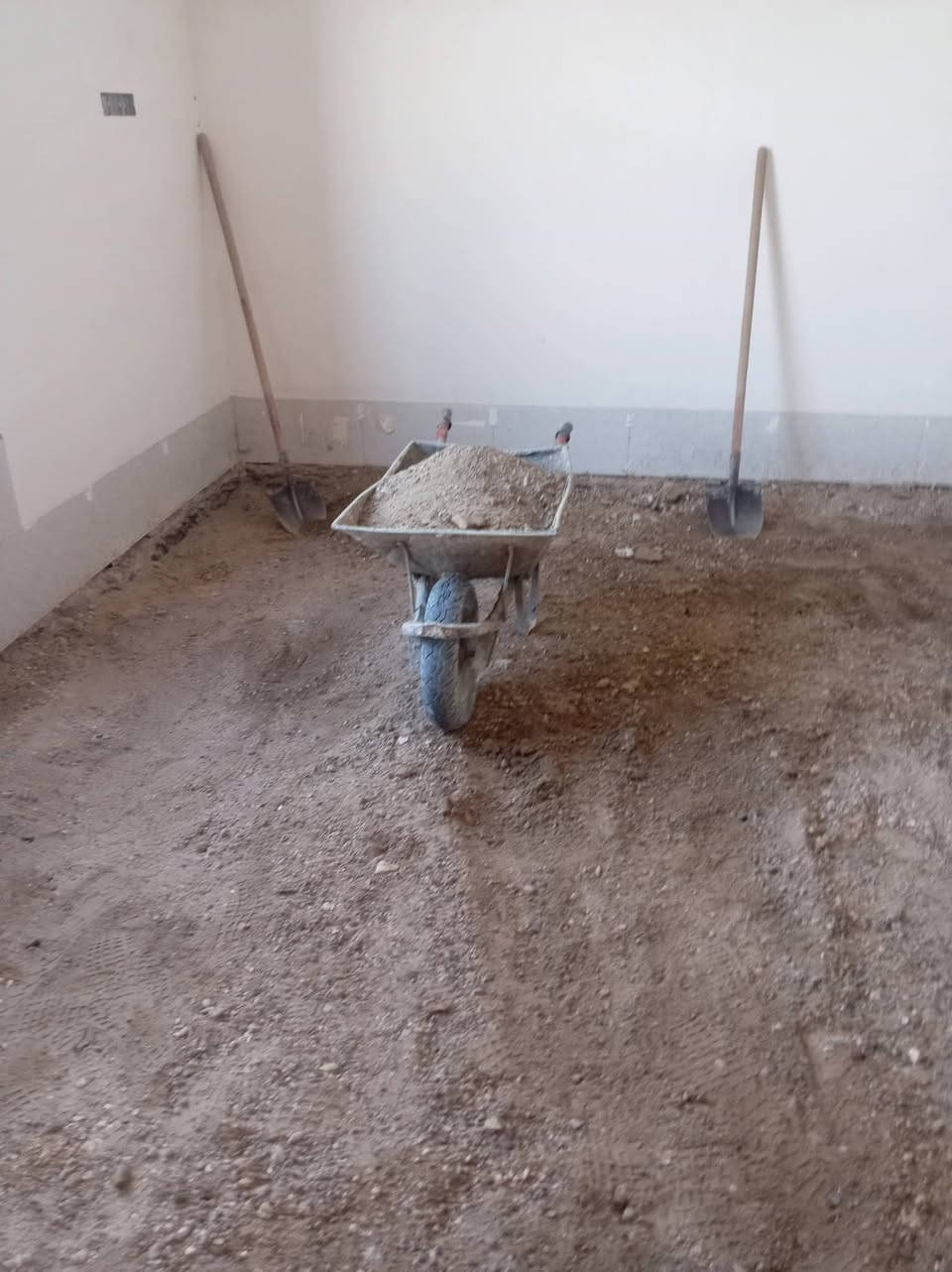 سلام عليكم  / يوجد كادر عمل جاهز/ تصعيد مواد/ تنضيف بيوت/ تفليش/ تكشيط/ تنضيف حدائق/ دفن نهري  / شقلنه ليل ونهار   /ومعداتنه جاهز/ ماعليك بس تصال على رقم  /  ***********
