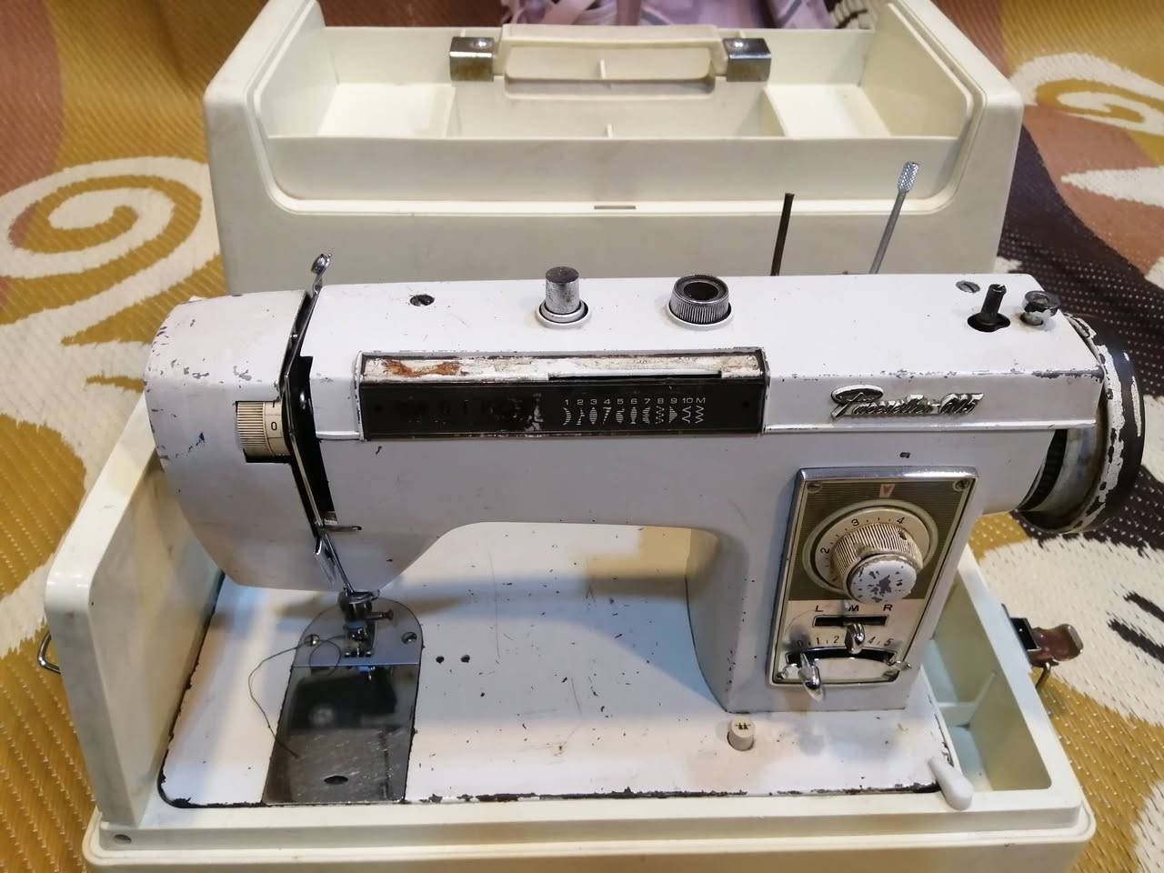 مكاين عدد ٢ 
برذر خياط و١٠ نقشات كلها شغال السعر ٩٠ وبيها مجال 
فراشة نضيفة شرط الشغل ٣٥
للاستفسار ***********
