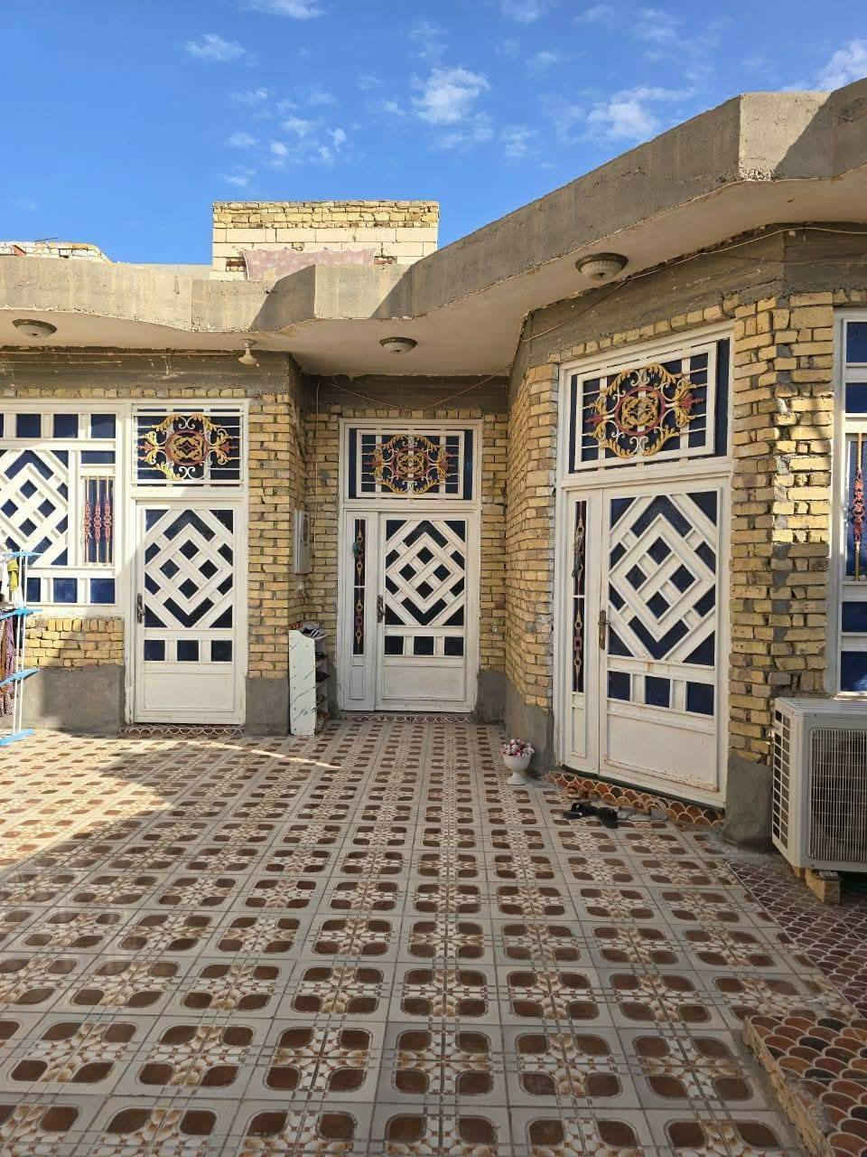 البيت للبيع مساحته 250
بيت متكون من غرف 2(6*4)
صاله(5*8)  استقبال(7*4)مطبخ(5*4)
 منور+ حمام داخلي + حمام خارجي 
موقع البيت //شارع أربعين قرب مكتب عادل حاشوش
السعر خاص 
الاستفسار الاتصال على هذا الرقم ***********
