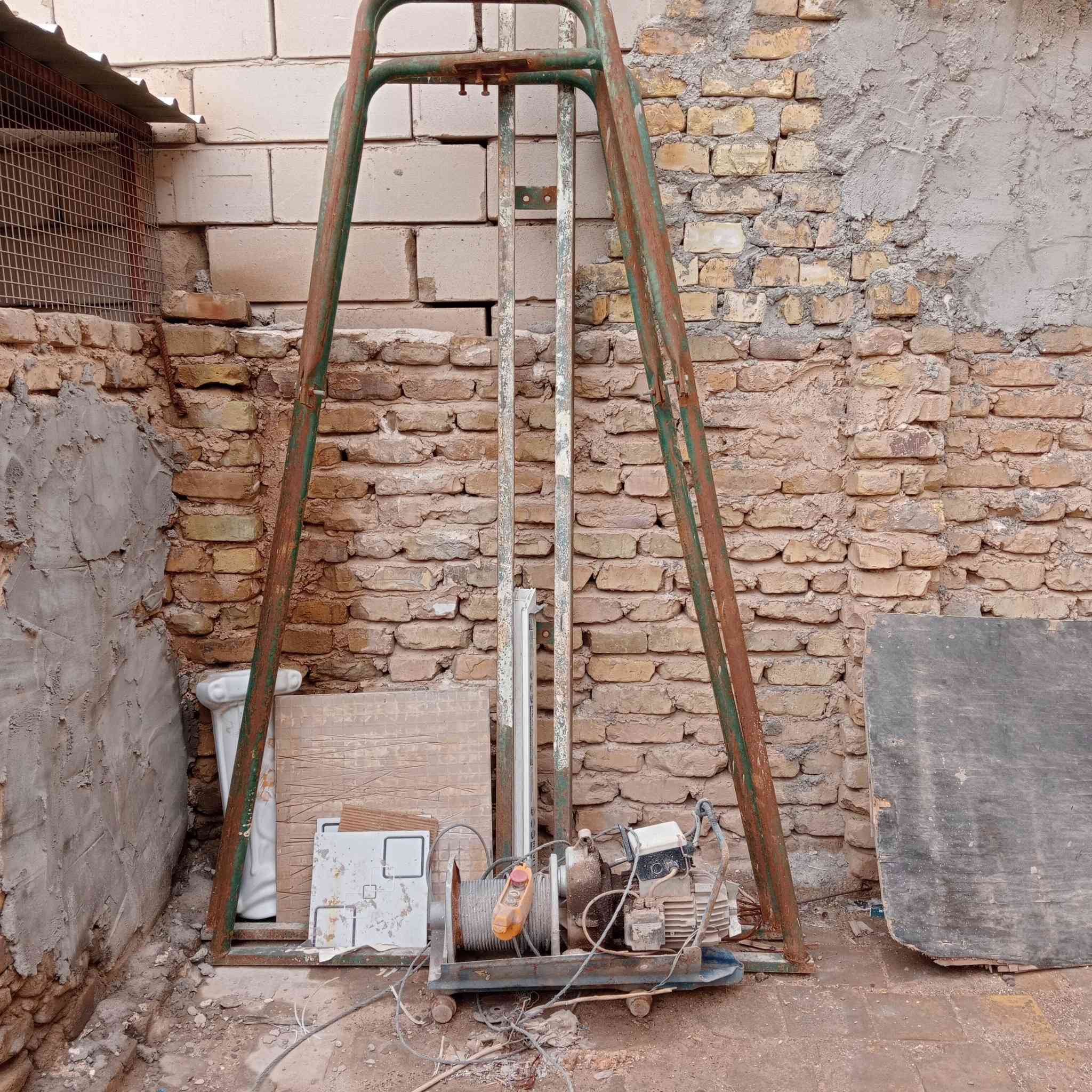 /بيبان دفتري حديد تكنه العدد 3
2/ ونج تصعيد مواد كهرباءي
3/شباك pps قياس110/145
4/مولده للاستفسار واتساب 
*********** @لل
