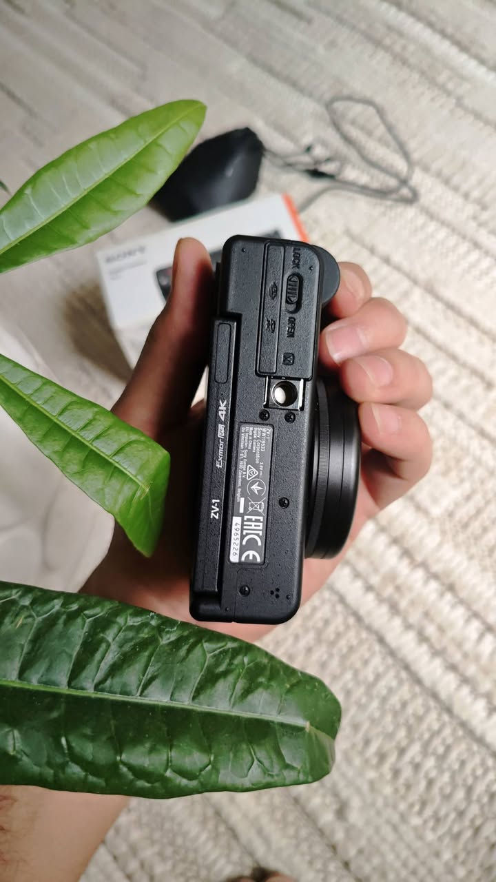 📸 للبيع كاميرا Sony ZV-1
نظيفة 100%، استخدام خفيف جدًا وبدون أي مشاكل أو خدوش، كأنها جديدة 👍

🔥 مناسبة جدًا لـ:

لتوثيق فيديوهات المواكب الحسينية 

تصوير فلوغات وسفر

تصوير منتجات أو شغل تجاري

تصوير بورتريه بجودة عالية وعزل خلفية قوي

✨ أهم المميزات:

عدسة ZEISS احترافية بفتحة واسعة (تعطيك عزل مثل الكاميرات الكبيرة)

تصوير 4K بجودة عالية جدًا

تركيز سريع على الوجه والعين (ما يفوتك أي لقطة)

شاشة متحركة للتصوير السيلفي والفلوگ

ميكروفون قوي مع عازل للهواء

💡 صغيرة وخفيفة، تنحط بالجيب وتصور بيها مثل المحترفين بدون تعقيد كاميرات كبيرة.

💰 السعر قابل للتفاوض للجادين، والسعر مناسب حسب حالة السوق.

📩 للمهتمين يراسلني خاص


**إذا كنت صاحب هذا الإعلان وتريد حذفه لأي سبب، رجاءا أرسل رسالة إلى الدعم الفني**