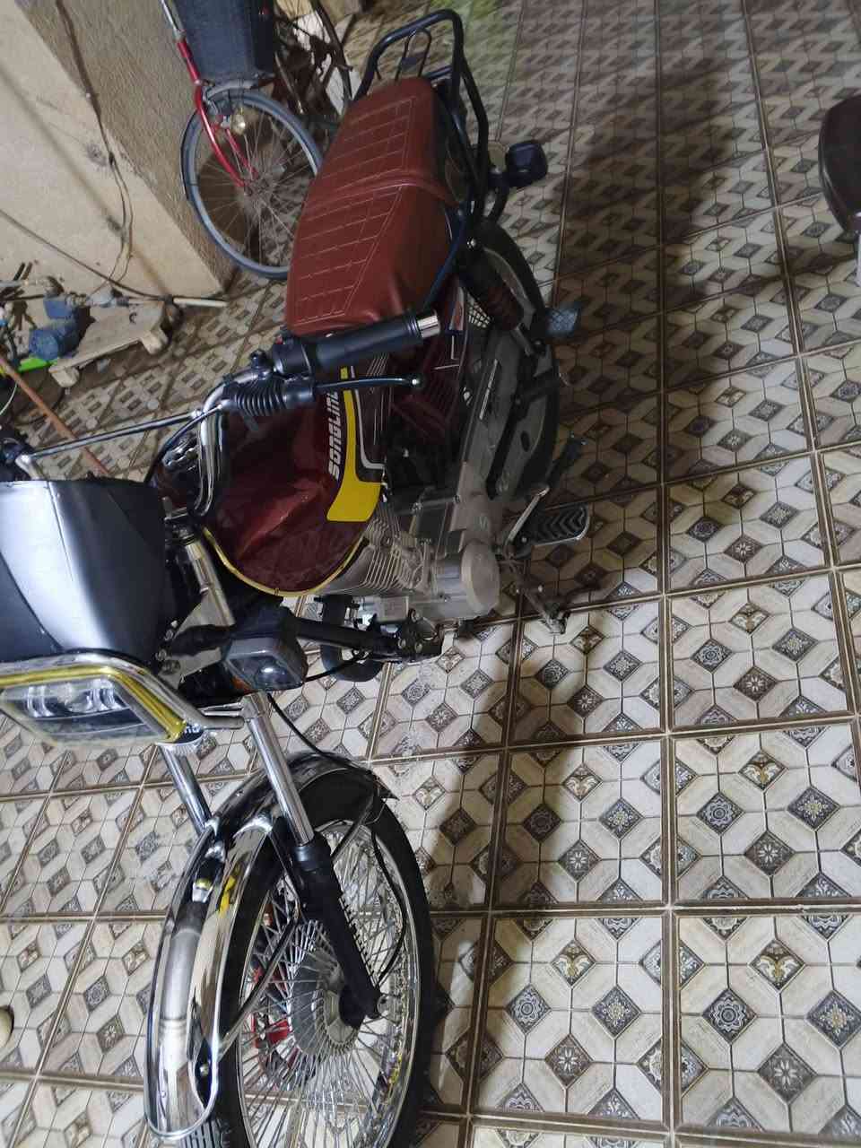 سلام عليكم دراجه تايكر موديل 26جديده بس دشبوله مبدل دراجه مابيه كل نقص اوراق كورتونيه  وحده مكاني ديالى بلدروز رقم ***********
