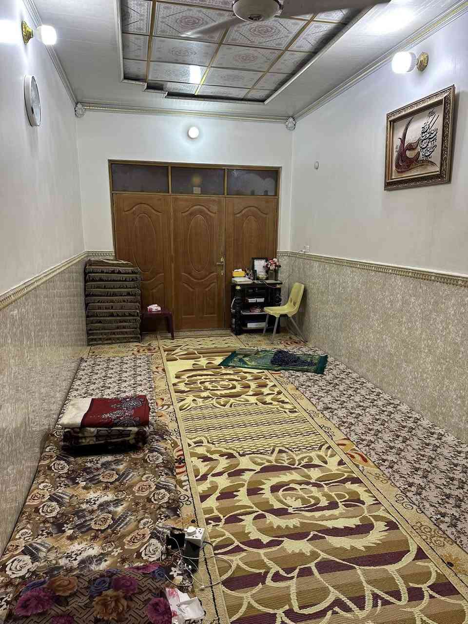بيت للبيع
سلام عليكم 
بيت للبيع مساحه 120 متر بحي (الجمعية شارع عشرين قرب مدرسة المتميزين) البيت طابق ارضي استقبال و غرفة وصالة ومطبخ وتخاريج المطبخ مسوينة مخزن ومبين بالصور والمكشوفة مسويه مطبخ حراري وفوق الطابق الثاني غرفة وحدة اي استفسار راسلني او خابر على الرقم *********** .
