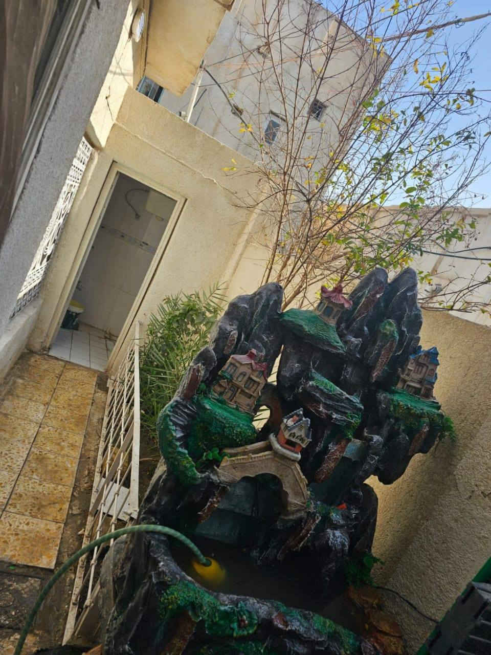 البيت طابقين مع شقة معزولة
المساحة 180 متر واجهة 10 نزال 18 
ركن على فرع 
البناء 2008
الطابق الاول 
غرفتين نوم غرفة تحتوي على حمام 
هول و ديوانية
مطبخ حار و بارد 
3 حمامات 
الطابق الثاني شقة معزولة مع درج خارجي مع باب خارجي 
غرفتين مع هول مع صحيات 
منطقة الصابئة 
شارع الدب المؤدي الى مندي الصابئة
للتواصل ***********
