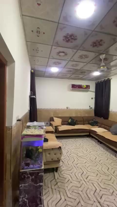 السلام عليكم دار للبيع في الرميثه حي الحسين قرب مدرسه المروج اول بيت بالفرع طابو صرف بسمي مساحه ٢٢٤ متر بي براني ٦*٤ وغرفه ٤*٣ونص وغرفه ٥*٤وهول ٤وفي ٤ونص  مطبخ ٥*٣ تهويه خلف البيت بيه حمام  البيت عكاده السعر ١٢٥ وبي مجال بيع مراوس عادي اي استفسار واتساب او اتصال ع هذا الرقم***********
