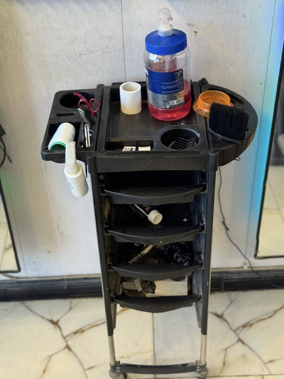 غراض حلاقه للبيع كلهن شلعه وحده  ٤ عرباين وجهاز بخار وجهاز تنضيف بشره وسديه  كولهن رايدهن ٣٠٠ ماكو هيج سعر الشراي يتصل ***********
