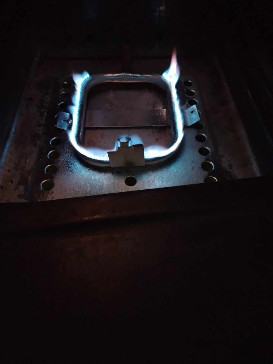 طباخ مصري ٤ عيون نضيف وشغال
نضام بوراي. فرن خطين
السعر ١٠٠
العنوان كراج الشمال 
لتواصل ***********
