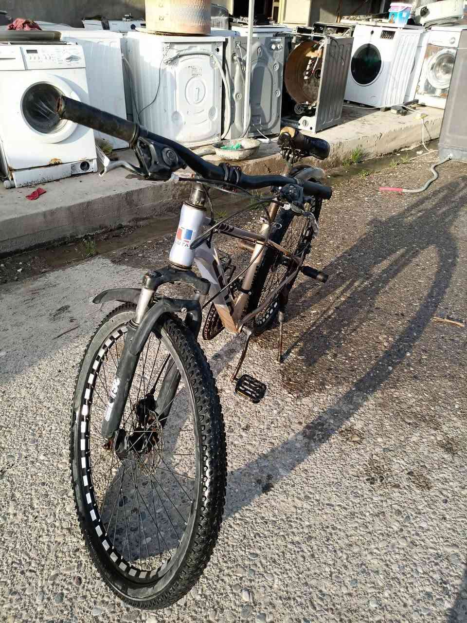 بيسكل جبلي موديل 2025الدراجه كل شي شغال بيها بي يراد الها كير ابيعها هيجي انطيك ضمان يوم يومين اكتب سعر يعجبني اكلك مبروك او اتصل بل رقم خاص مفتوح***********وياها عدت تصليح هديه
