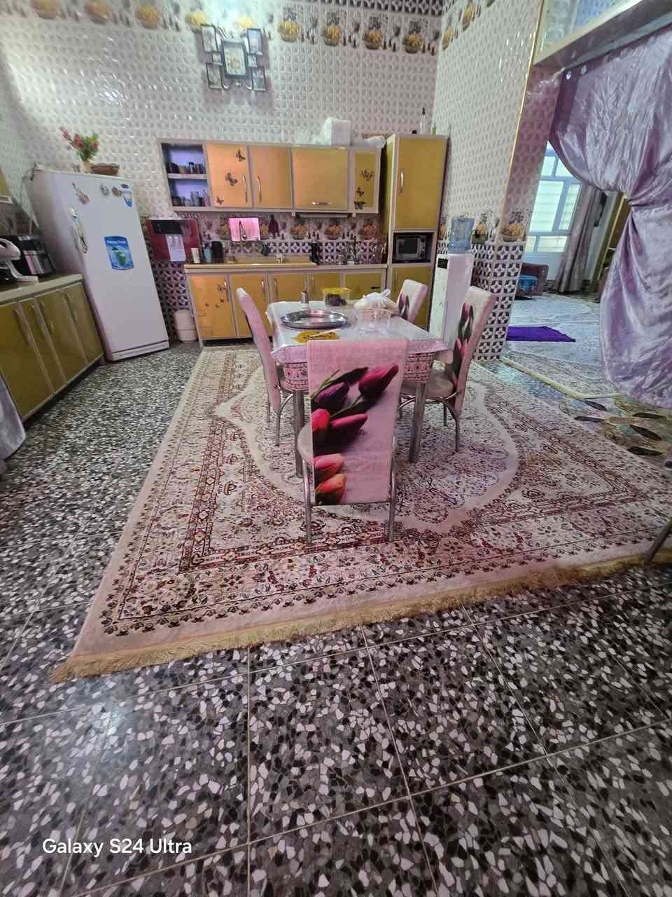 بيت لبيع بشارع المطار القديم مقابيل مدرست انوار السجاد المساحه ٣٠٠متر مربع ركن يحتوي على غرف ٤ وصالات٢ ومطبخ وستقبال ومجمع صحيات عدد٤ وطارمه وحديقه السعر ١٣٠ وبي مجال للستفسار *********** مكتب بركات ام البنين قرب اسواق فدك البناء كونكريت مسلح طابوك
