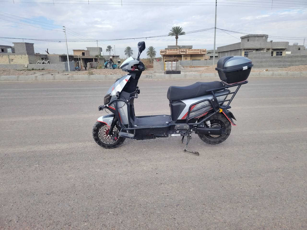 السلام عليكم ورحمة الله وبركاته 
دراجه شحن للبيع نوع سكنس بطاريات عل فحص صارله شهر مستخدم مابي نقص برغي 
موديل(2025)
نظام(R) 
سويچ (2)
بصمه(2)
كارت(2)
اشاره دبل اشار 
لايت عالي ناصي سكن كلا شغال 
السعر$(700) وبي مجال.. مكان الفلوجه 
للأستفسار الأتصال على الرقم.(***********)
