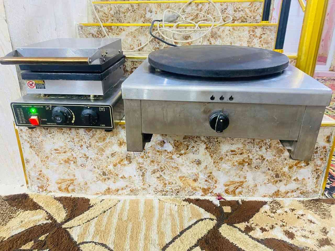 بسم الله الرحمن الرحيم والصلاة والسلام على رسول الله صلى الله عليه وسلم 
سلام عليكم احبتي 
غراض مطعم للبيع استخدام قليل ونضيف وشرط الفحص مثل ماموضح بصوره 

1  عارضت مقبلات قياس متر شرط التبريد والنضافه (10 )بلانك ضررها مبدله جامع اصليه مال تفصيخ سعرها 400 
2. قلايه غازيه حوض واحد 5 لتر استخدام 15 يوم جداحه فول نضيفه سعرها( 150 الف )
3. جهاز كريب نضيف جدا سعره( 175 الف 
4. جهاز وافل كهربائي سعره (175 الف )
ملاحضه ابيع شلع وساهلك بالسعر وتددل 
للستفسار خاص وتساب  او اتصال فقط ***********
