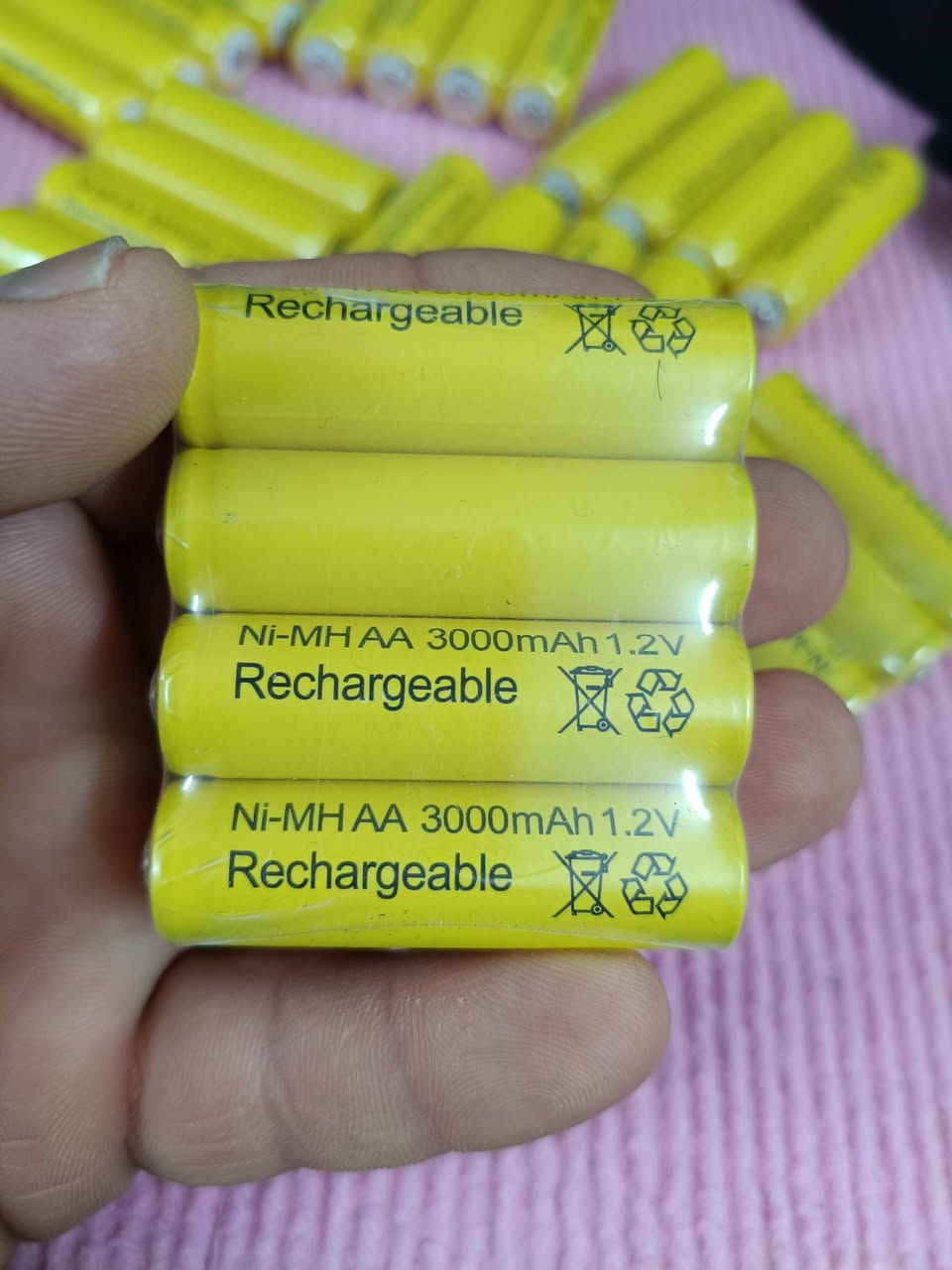 سعر سيت ٣ الف متوفر ١٠سيت
هذه بطاريات Vefn قابلة للشحن من نوع Ni-MH AA. 
النوع: نيكل-معدن هيدريد (Ni-MH).
المقاس: AA.
الجهد الكهربائي: 1.2 فولت.
السعة: 3000 مللي أمبير في الساعة.
المميزات: قابلة للشحن حتى 1000 مرة، مناسبة للأجهزة ذات الاستهلاك العالي للطاقة مثل الألعاب والكاميرات.


**إذا كنت صاحب هذا الإعلان وتريد حذفه لأي سبب، رجاءا أرسل رسالة إلى الدعم الفني**