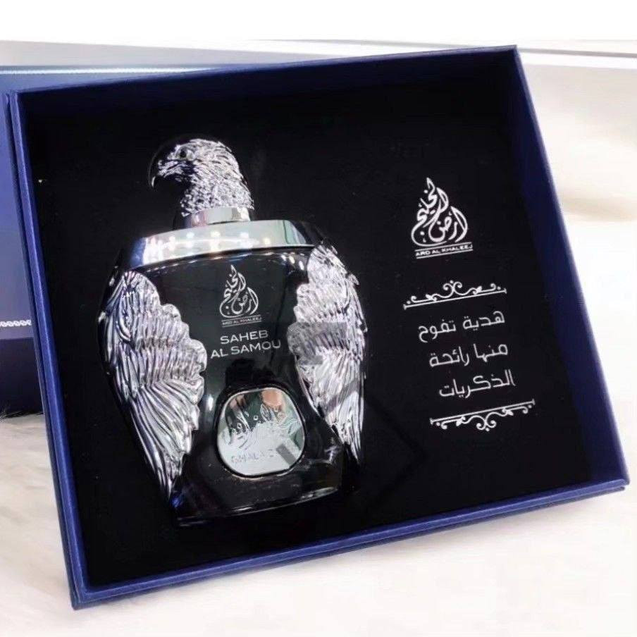 ✨ غلا زايد صاحب السمو… عطر لا يشبه الحضور العادي، بل يترك بصمة فاخرة تسبقك أينما ذهبت.
من دار ard alkhaleej الإماراتية🇦🇪💯 ، يأتي هذا العطر بتركيبة تجمع بين الانتعاش الملكي والدفء الشرقي العميق، ليمنحك إحساسًا بالقوة والأناقة منذ أول رشة.
تبدأ الرحلة بنفحات منعشة من الليمون والجريب فروت والنعناع مع لمسة فلفل وردي تضيف جاذبية مميزة، ثم ينتقل العطر إلى قلب دافئ مليء بالزنجبيل وجوزة الطيب والياسمين وخشب الأرز، قبل أن يستقر على قاعدة فخمة من العنبر والبخور والمسك والباتشولي وخشب الصندل لثبات يدوم وفوحان يلفت الأنظار.
عطر أو دي بارفان صُمم للرجل الذي يبحث عن الهيبة، الفخامة، والحضور القوي بأسلوب قريب من العطور العالمية الراقية مثل أفينتوس، لكن بسعر اقتصادي يناسب الاستخدام اليومي والمناسبات الخاصة.
غلا زايد… عندما تتحول الرائحة إلى هيبة
#الاصلي المنشأ خليجي الامارات 🇦🇪💯
سعر الدرزن 
يوجد لدينا توصيل الجميع محافظات العراق✔️✔️


**إذا كنت صاحب هذا الإعلان وتريد حذفه لأي سبب، رجاءا أرسل رسالة إلى الدعم الفني**