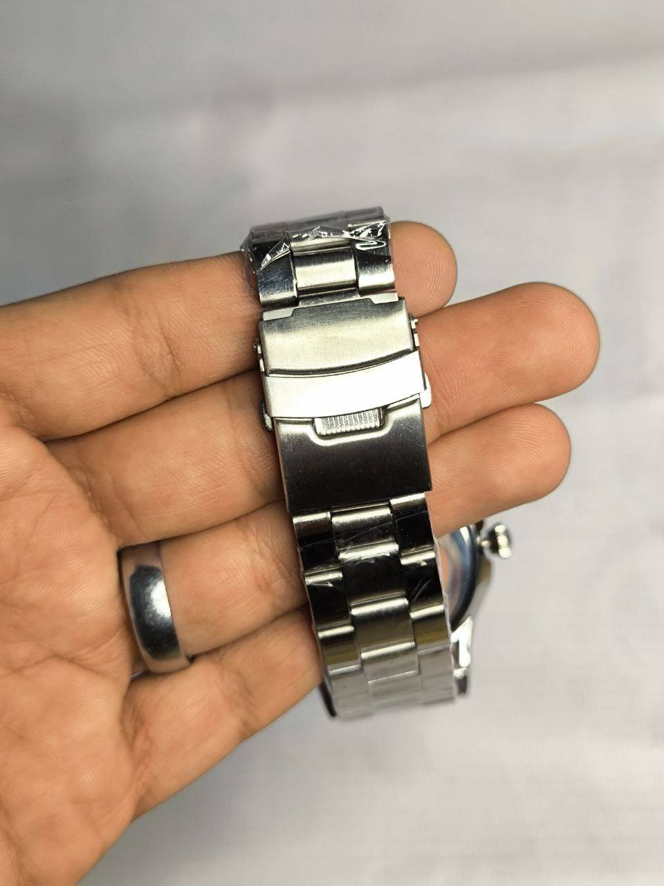 ساعة رولكس وراد اوربي DHL
تحفة فنية فول الفول
مكينة كوارتز 
جام زفير مزرق ضد الخدش مع فول لامينوس 
لون الميناء اسود فخمة مرصع بالكريستال مزودة بمنفذ تاريخ 
هيكل مصنوع معدن نيكل روم لامع 
 سير ستانلس ستيل
دبل قفل   
الساعة مختمة بالكامل  

السعر : 35لف ع اول تم 
للحجز والاستفسار خاص


**إذا كنت صاحب هذا الإعلان وتريد حذفه لأي سبب، رجاءا أرسل رسالة إلى الدعم الفني**