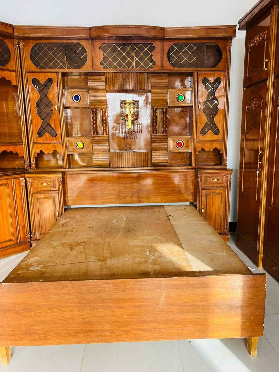 غرفه نوم صاج عراقي فصال حطاطه جديده استخدام قليل السعر  مليون 275 وبيه مجال بسيط ***********
