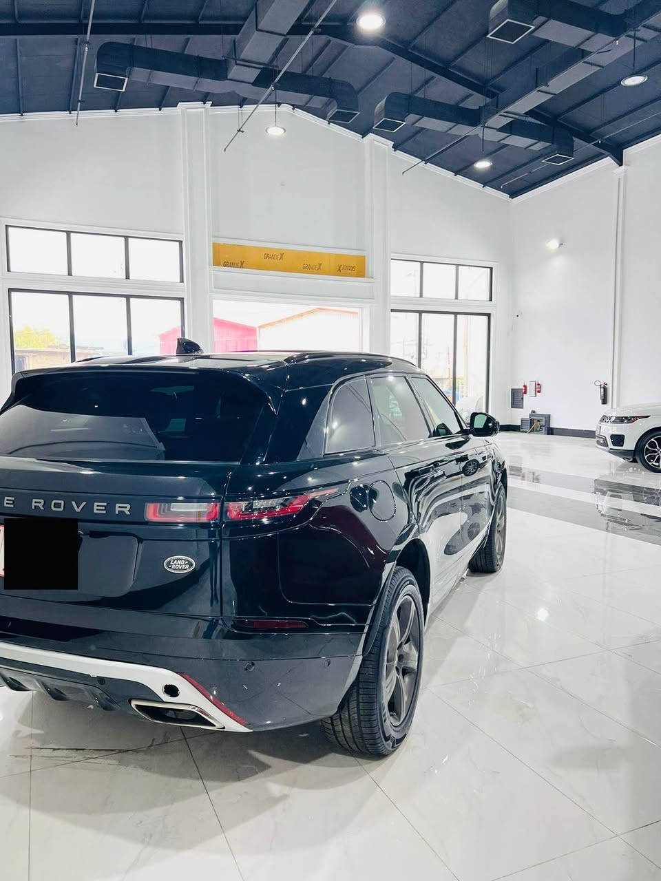 رانج روفر فيلار موديل 2021 ار داينمك. 
RangRover Velar R dynamic
رقمها اربيل بأسمي
أعلى مواصفات فول فول 6 سلندر تيربو بانوراما 7 كاميرات 
سيارة جديدة جدا وارد كندي بدون صبغ بدون حادث برغي مامفتوح بدون غرق حتى الدعاميات مكفولة
لون اسود

جكات تصعد وتنزل 
داخل جلد اسود
السياره 6 سلندر بانزين
محرك 3000 تيربو طيارة بمعنى الكلمة
كلش اقتصادية بصرف البانزين ماشيه 55000

بانوراما على طول السقف
نظام توقف تلقائي امامي وخلفي مانع تصادم
كاميرات محيطية
رادارات محيطية
صندوق كهرباء
كشن حار وبارد تدفئة مع تبريد
نظام قراءه الخطوط وتحديد المسار
جميع الكشنات كهرباء 
شفتات ستيرن
انظمه قيادة متعددة
وياها بصمتين الاصلية مالتها. 
تخم تاير جديد اصلي
السيارة ابيعها الك تروح للفحص كفالة عامة
السياره رقم أربيل بأسمي
السيارة موجودة بغداد
للاستفسار
*********** بغداد, العراق
