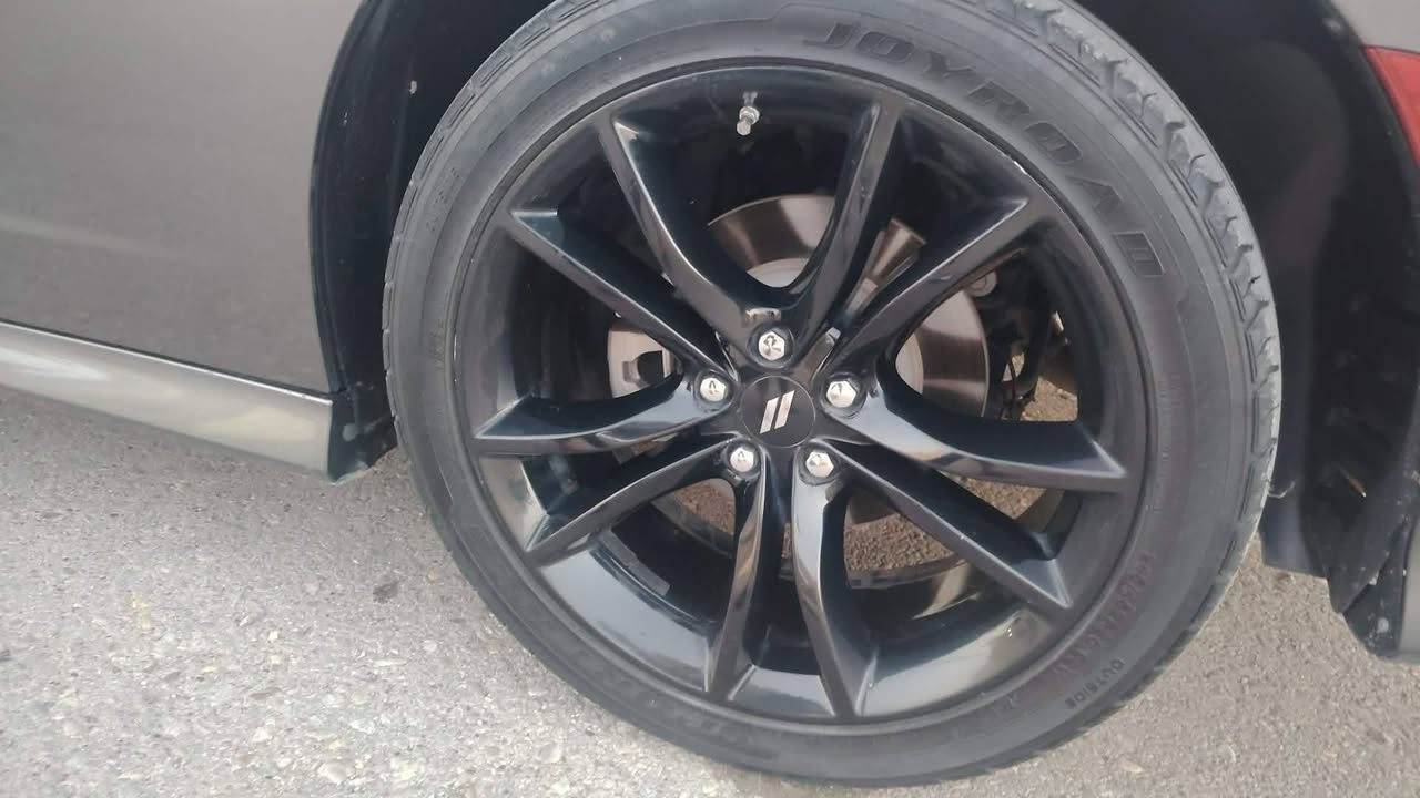 السلام عليكم
تخم ويل وتاير حجم 20 بلادي
مكفول من الحيم وعواج وصبغ 
مكاني بغداد
للبيع فقط السعر ٤٠٠ الف
***********
***********
