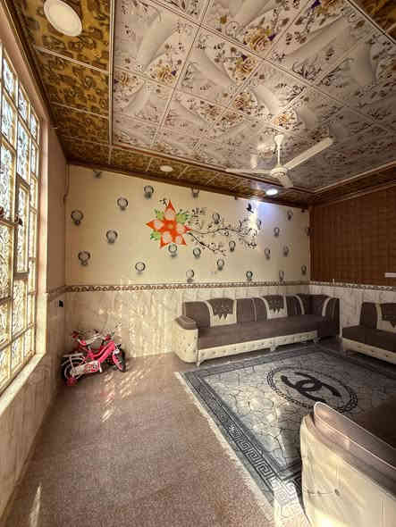 السلام عليكم ورحمة الله وبركاته
.دار سكن للبيع..
المساحه 150م
..طابو زراعي عراقي اصولي مكاتبه وكاله نسخه من طابو 
...
يحتوي البيت على غرفه وصاله ومطبخ.وديوان وكراج سياره. وصحيات داخلية وخارجية...السطح ايزوكام....
..
العنوان ابي الخصيب الصنكر قرب جامع صنكر. 

..السعر 60 بي مجال 
..للاستفسار ***********
